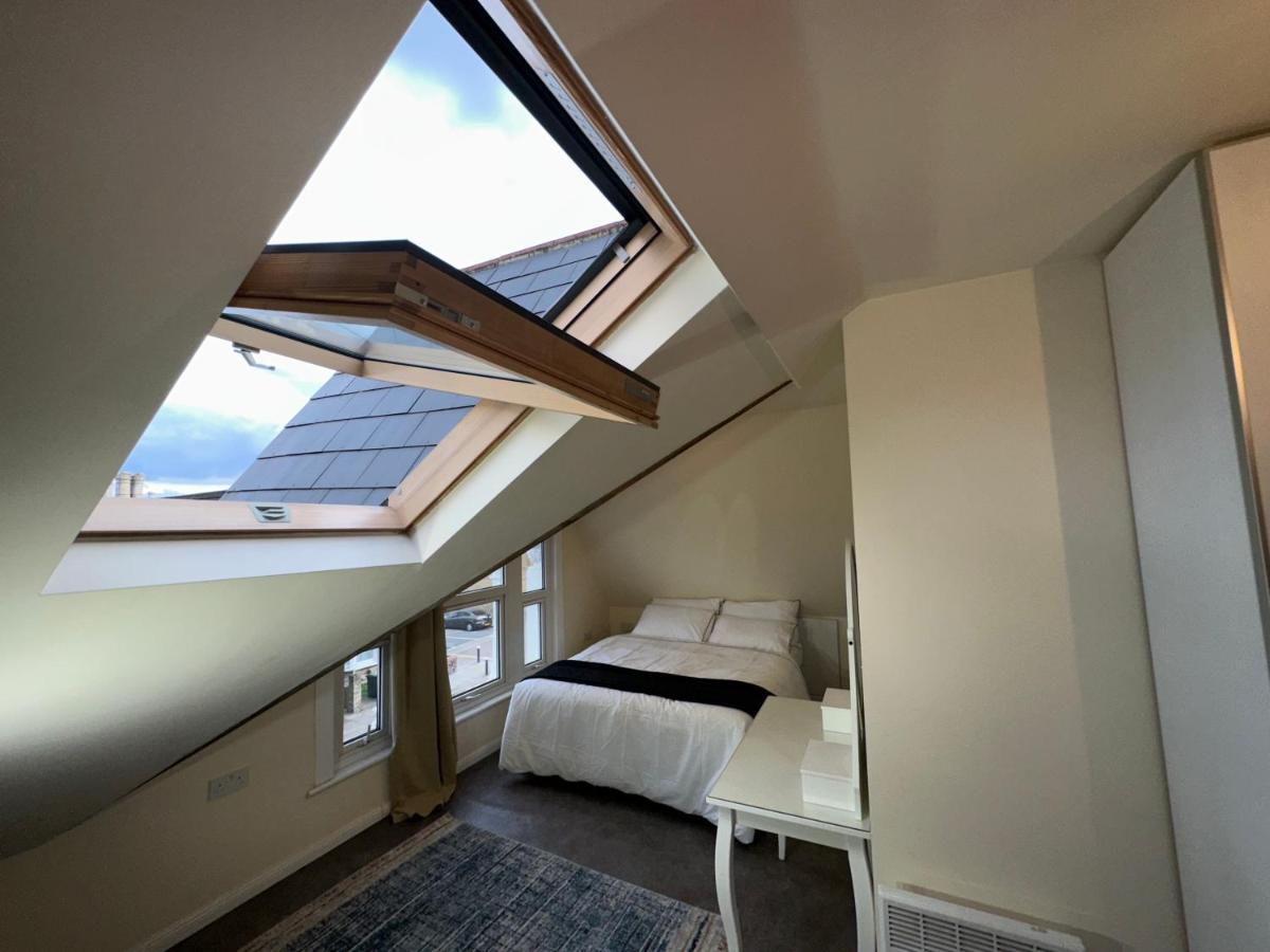 North Spacious: 7-bedroom Group Retreat With Gym Holiday home London
