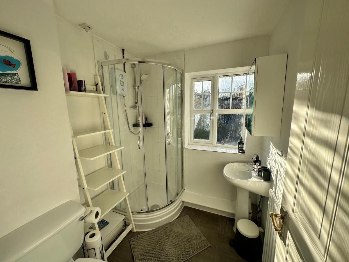 3 Bedroom House 2 Stops From Bridge Hébergement de vacances *