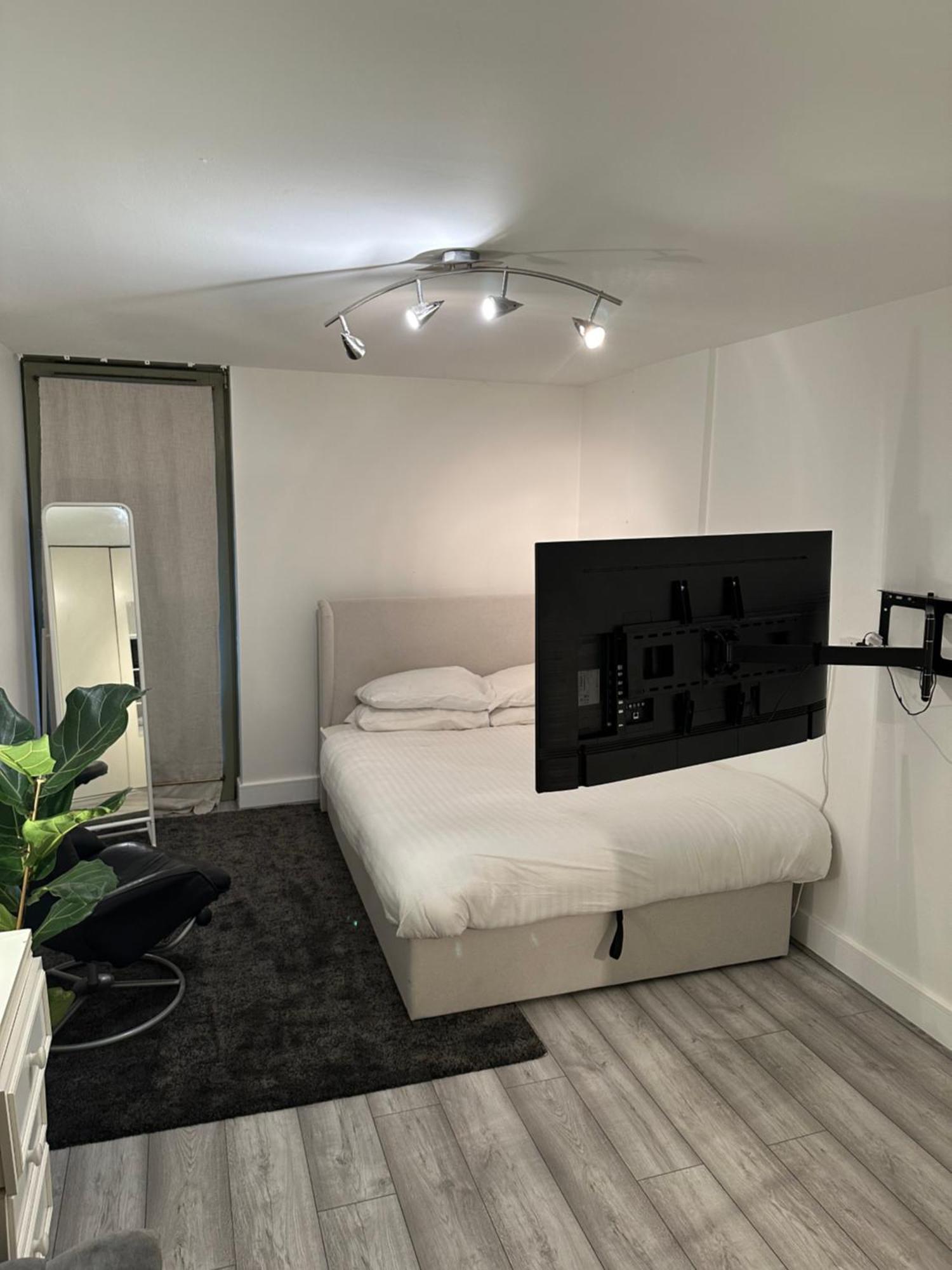 Entire 1 Bedroom Flat At Kensington Gardens Close To Hyde Park, Paddington St *