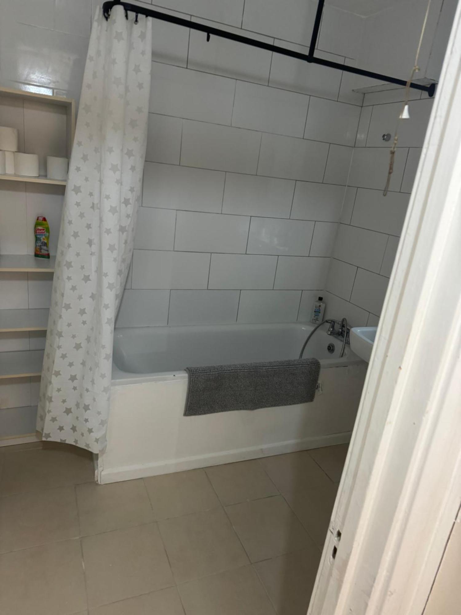 One Bedroom In Tower Bridge Road * London