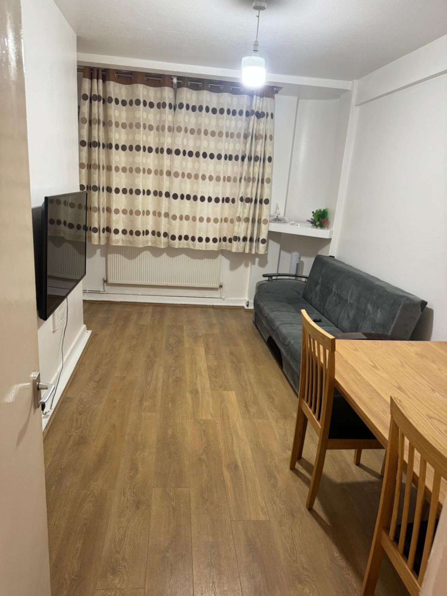 One Bedroom In Tower Bridge Road * London