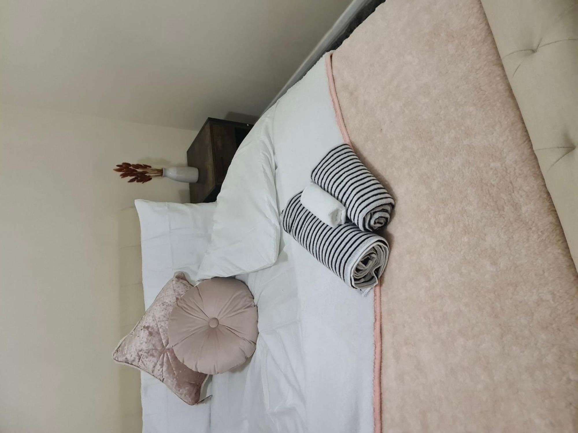 Feriehus - Sleeps 4 - Parking - Garden - Petfriendly London