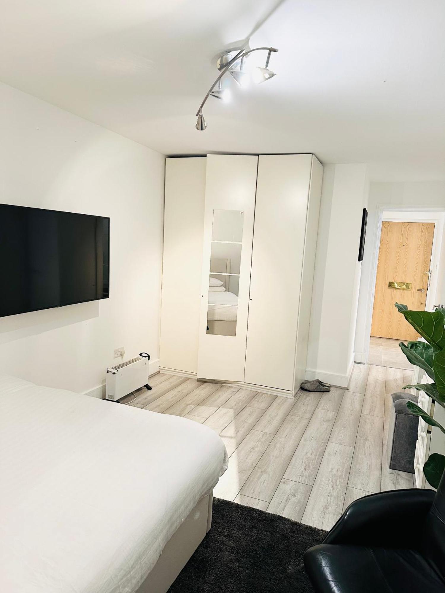 Entire 1 Bedroom Flat At Kensington Gardens Close To Hyde Park, Paddington St Apartment London