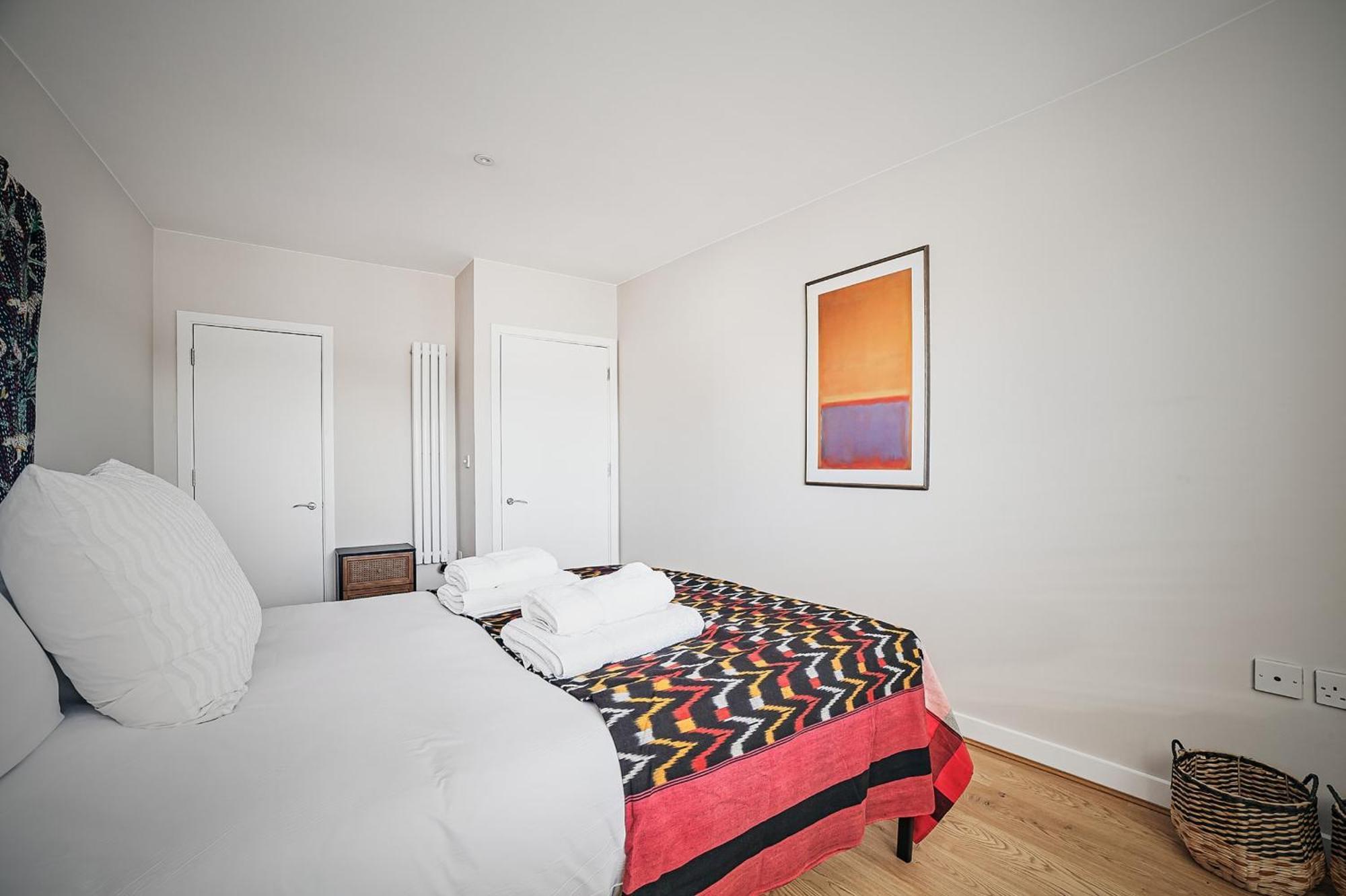 Sunny Shoreditch Oasis Canal Views & Urban Charm