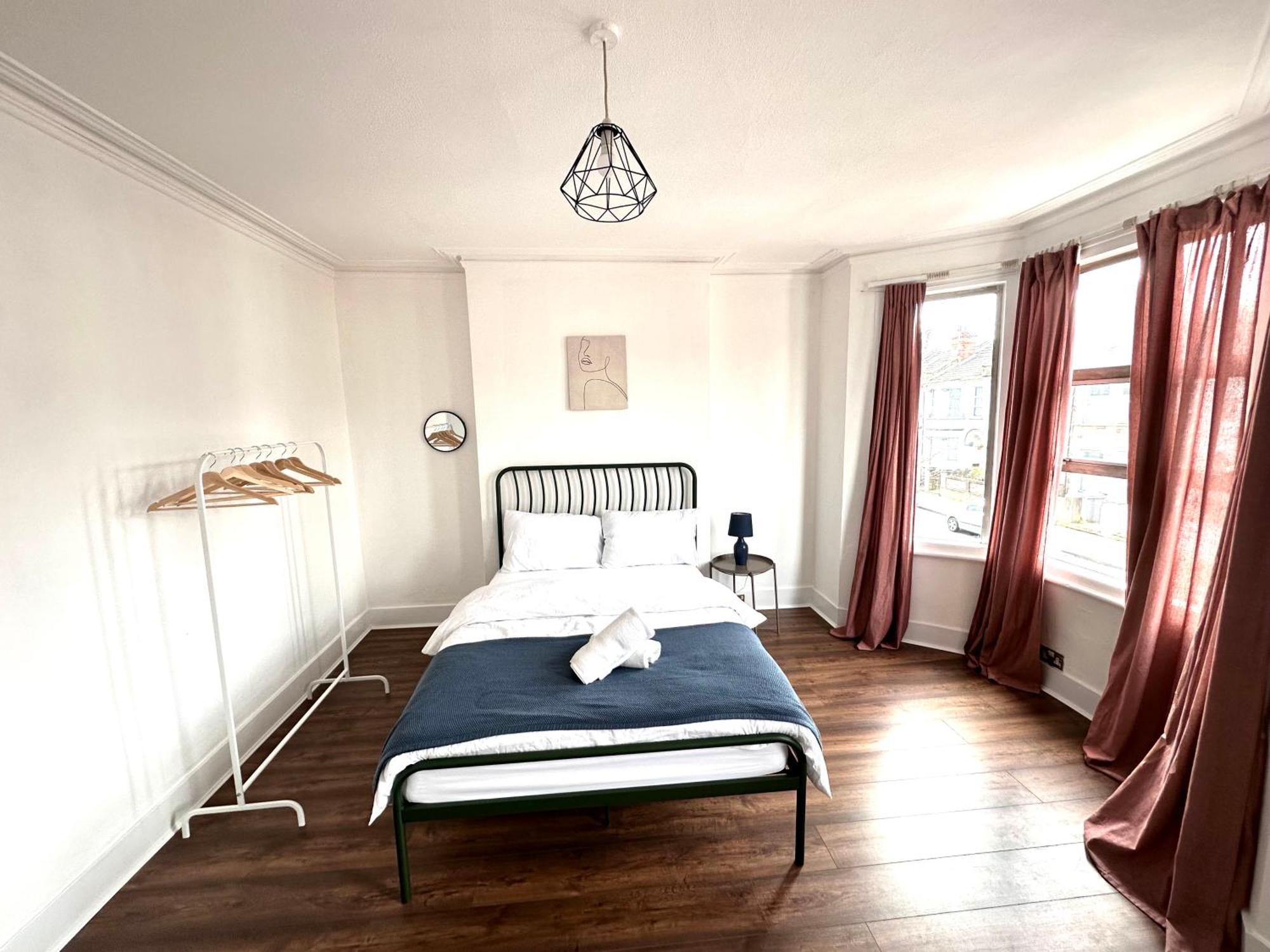 Charming, Renovated In Willesden Feriehus
