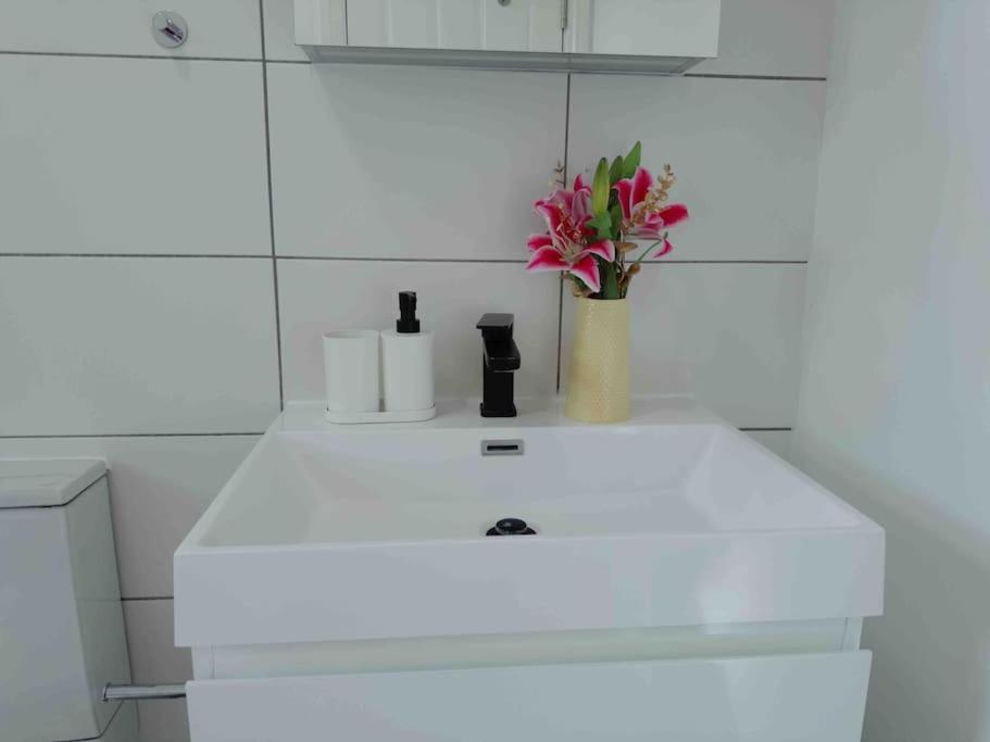 Cosy 1-bed Flat 30min To & Parking Appartement *