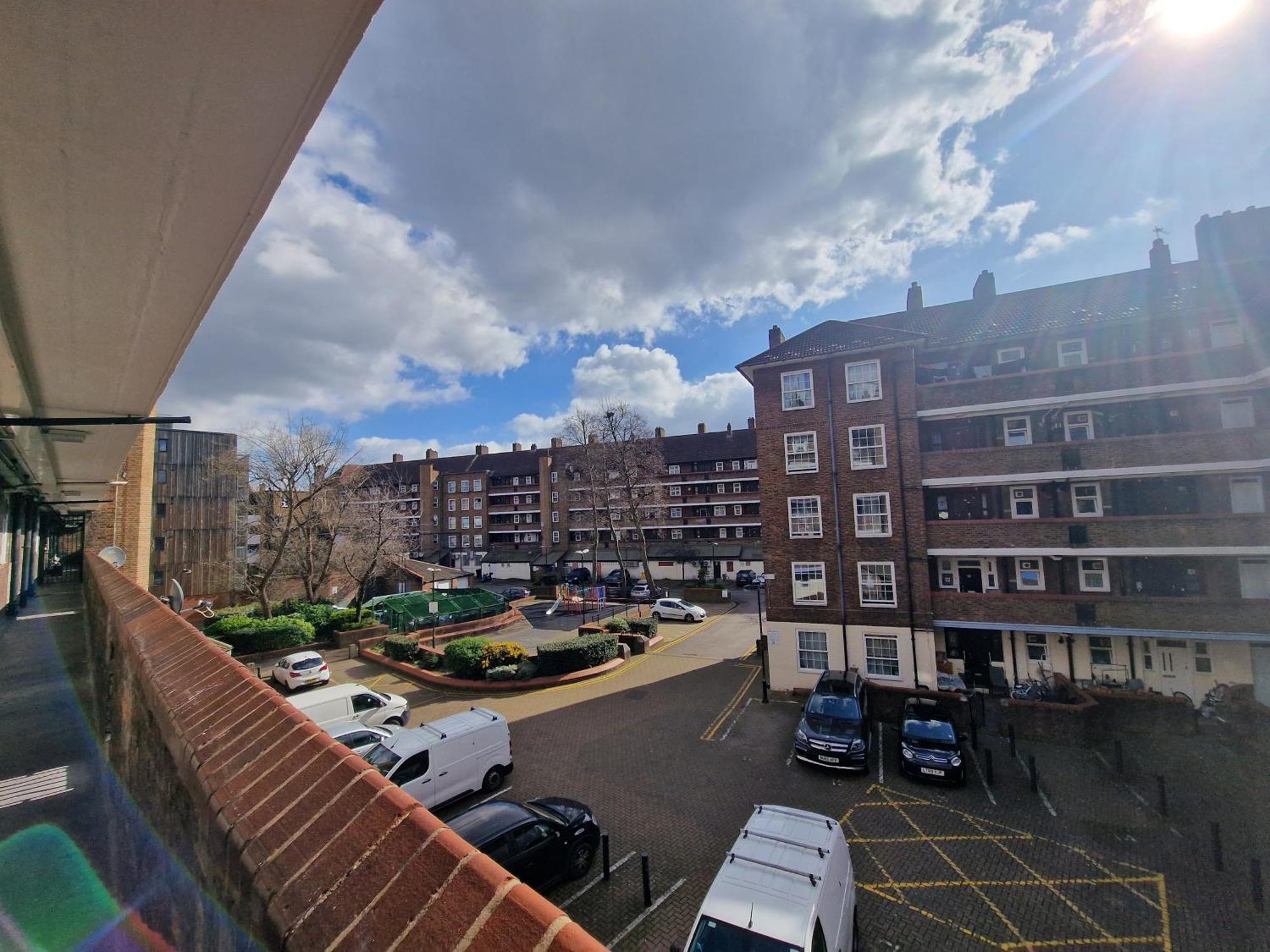 Comfortable 2 Bedrooms Flat In Oval *