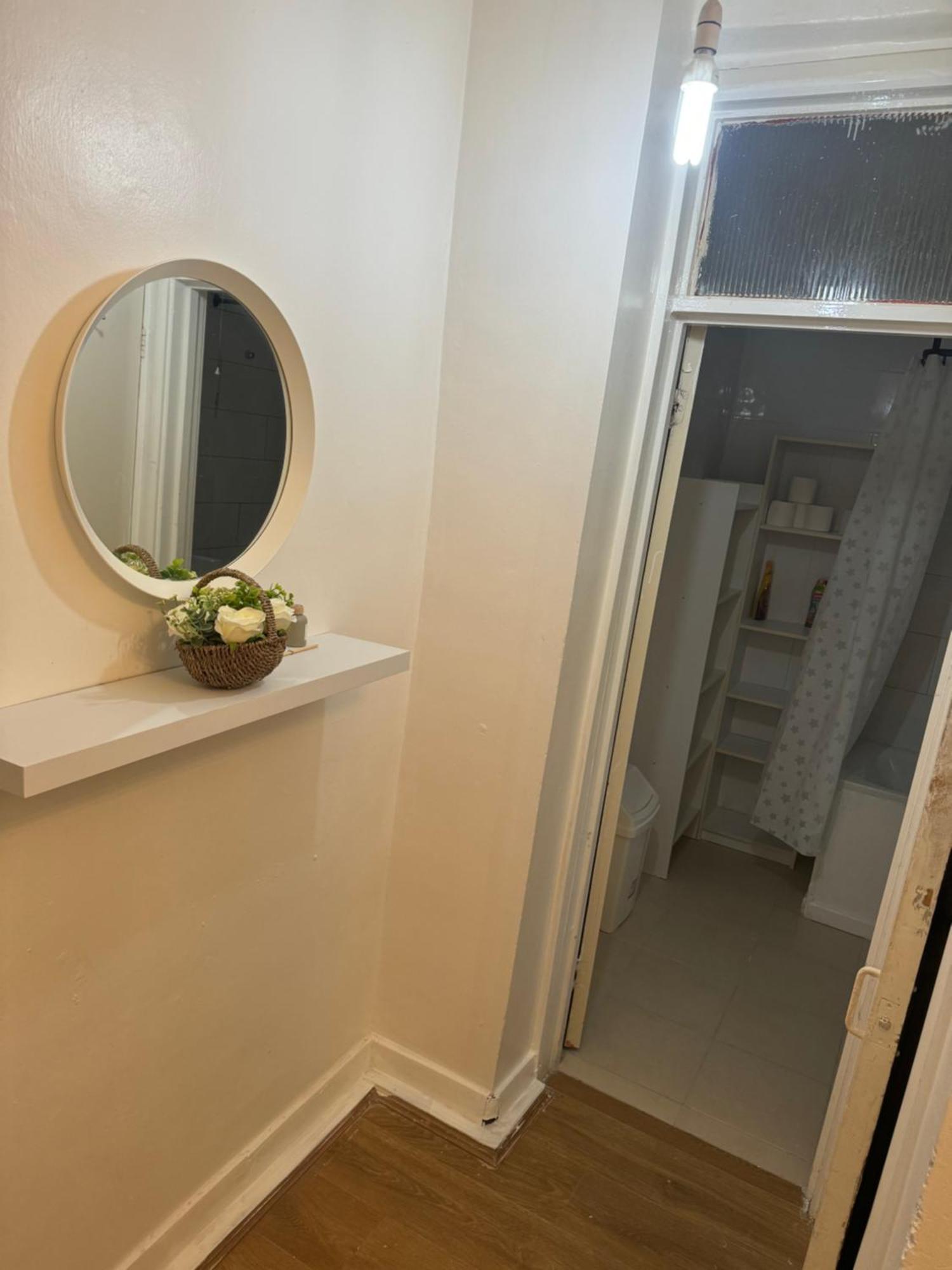One Bedroom In Tower Bridge Road London