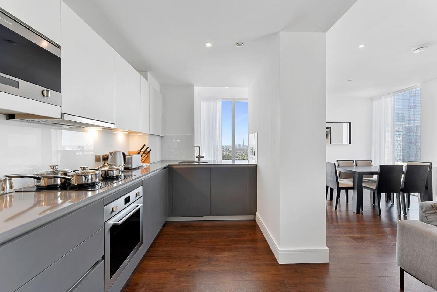 Large 2 Bed With High Rise View Canary Wharf * London