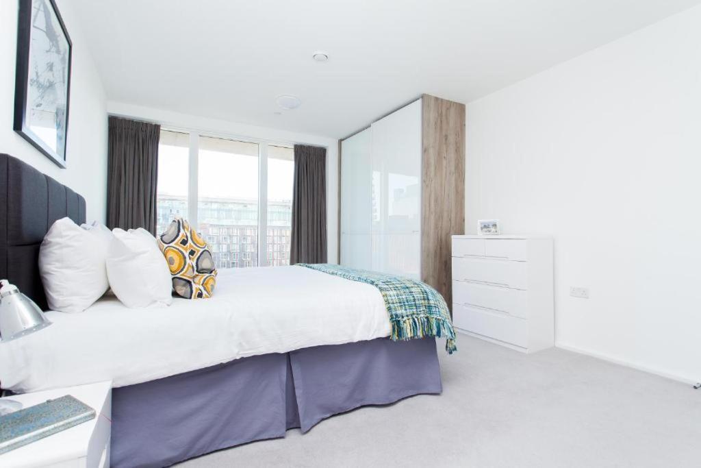 Large 2 Bed With High Rise View Canary Wharf Apartment *