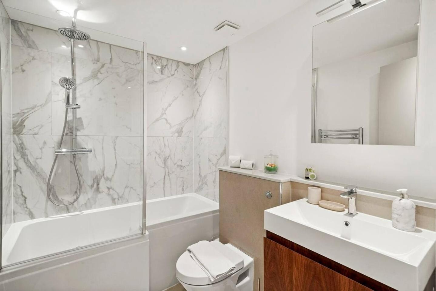 Large 2 Bed With High Rise View Canary Wharf * London