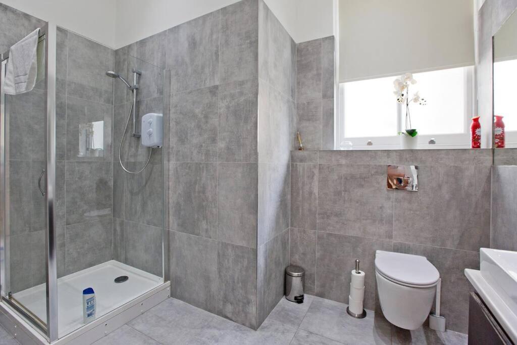 F3 Bright And Cheerful Studio Apartment