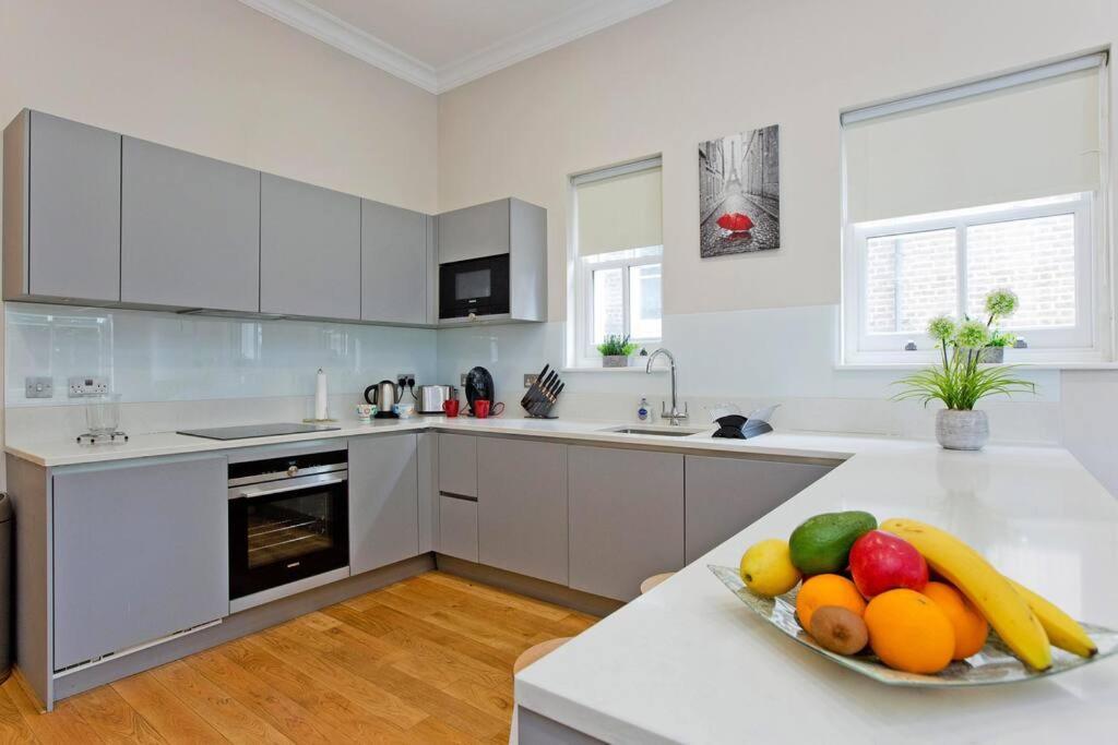 F3 Bright And Cheerful Studio Apartment London