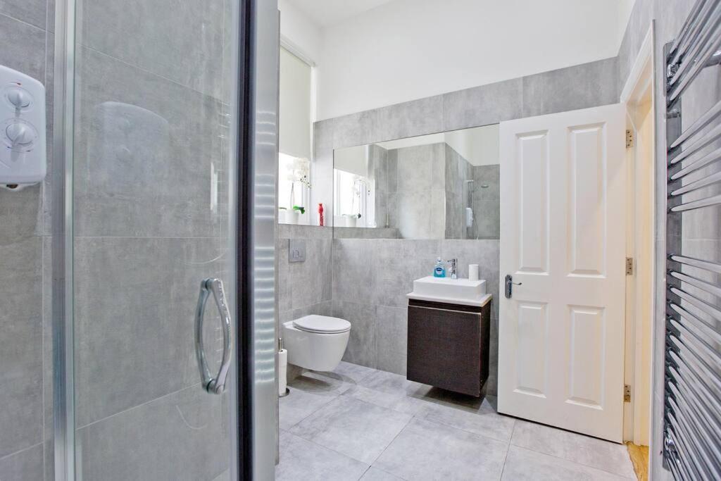 F3 Bright And Cheerful Studio Apartment London