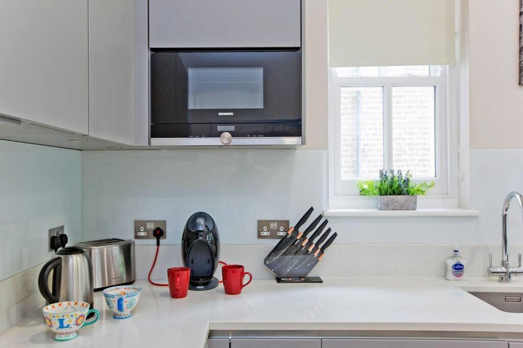 F3 Bright And Cheerful Studio * London