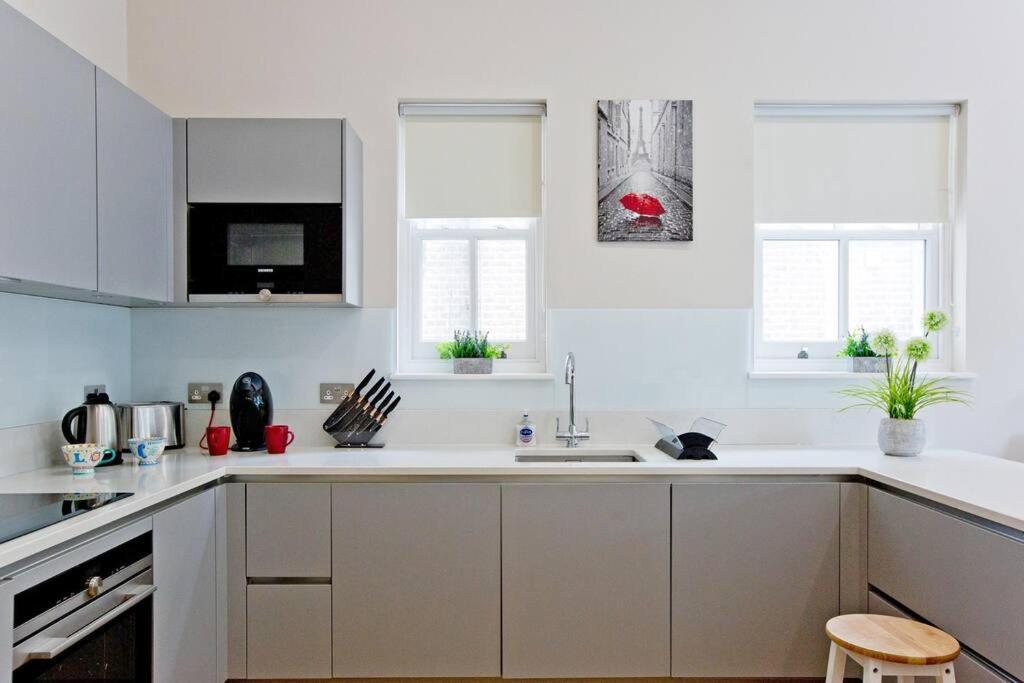 F3 Bright And Cheerful Studio * London