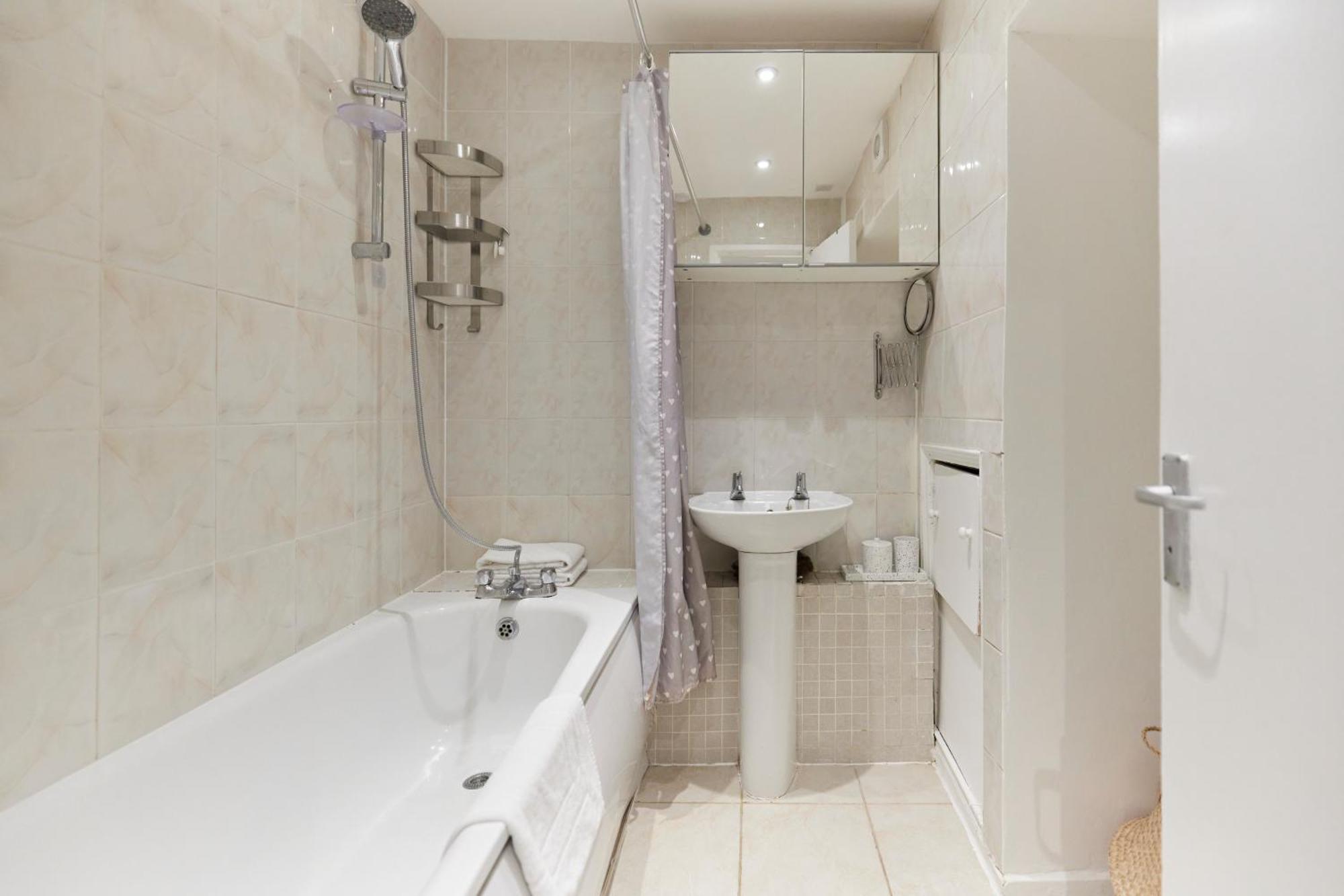 The Kennington Park Crib - Lovely 2bdr Flat With Garden London
