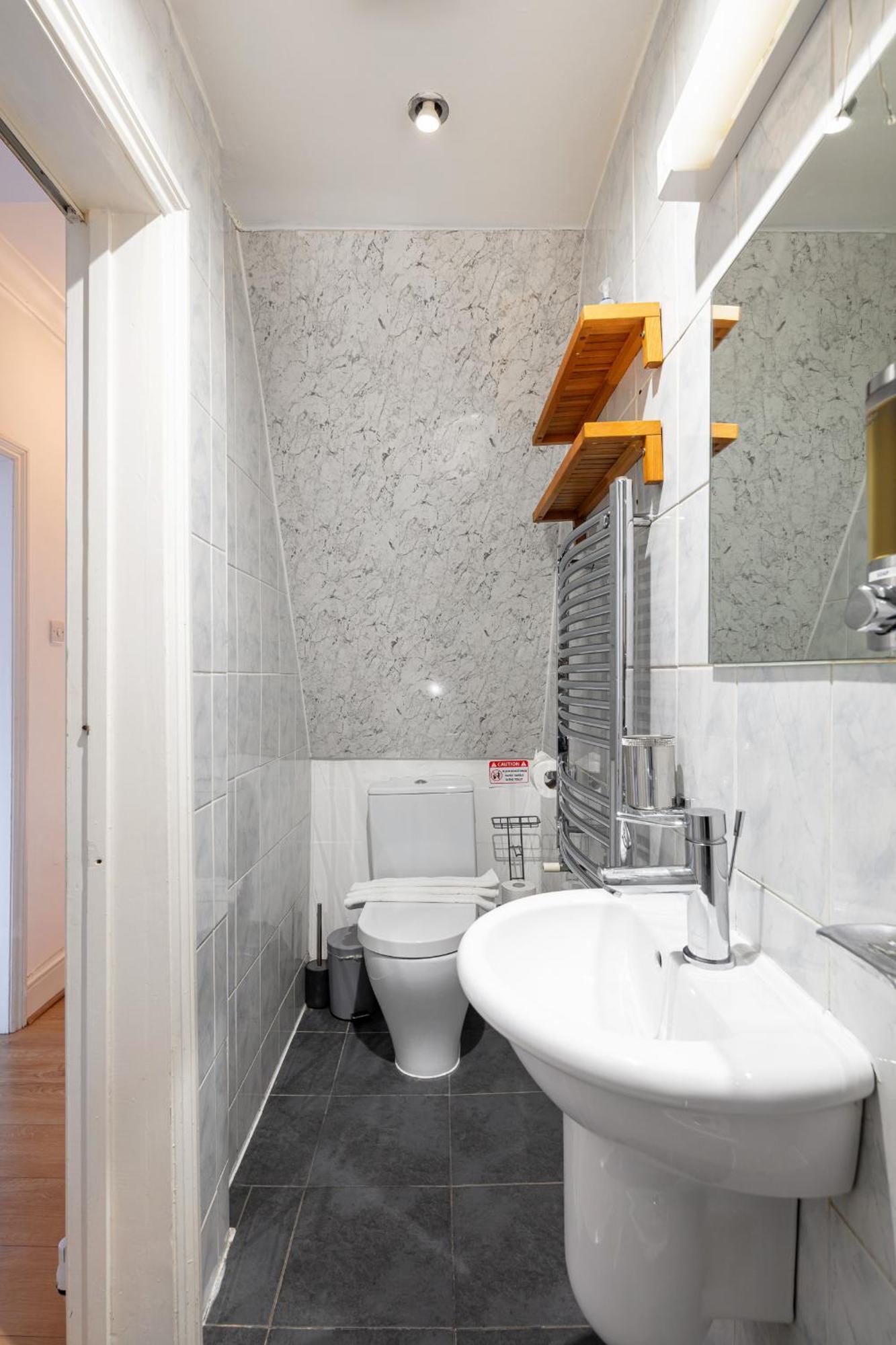 Gorgeous One Bed Aircon In The Heart Of Appartement Londen