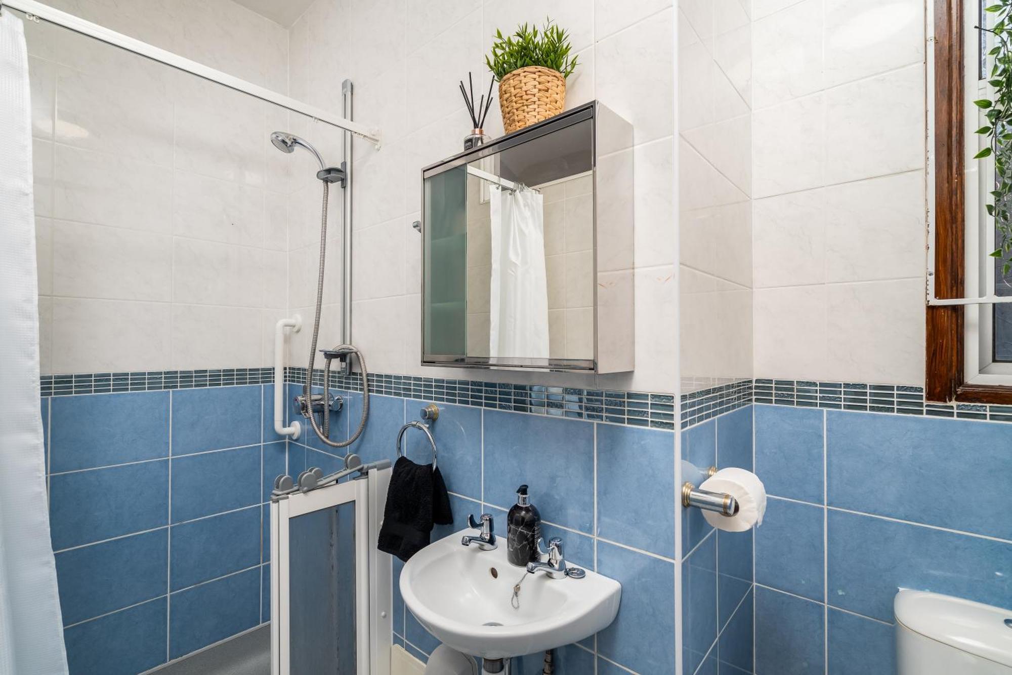Homely And Stylish With A Garden In East Finchley London
