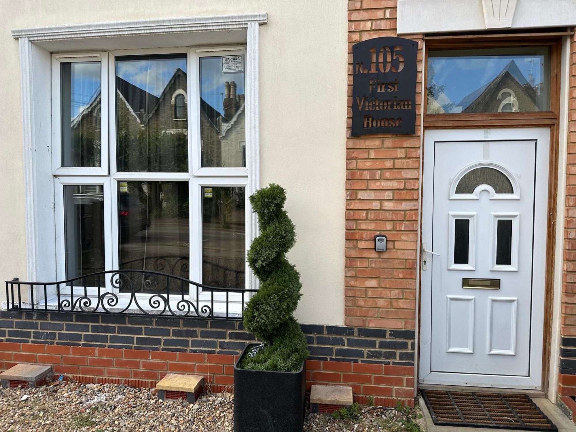 Holiday home North Spacious: 7-bedroom Group Retreat With Gym London