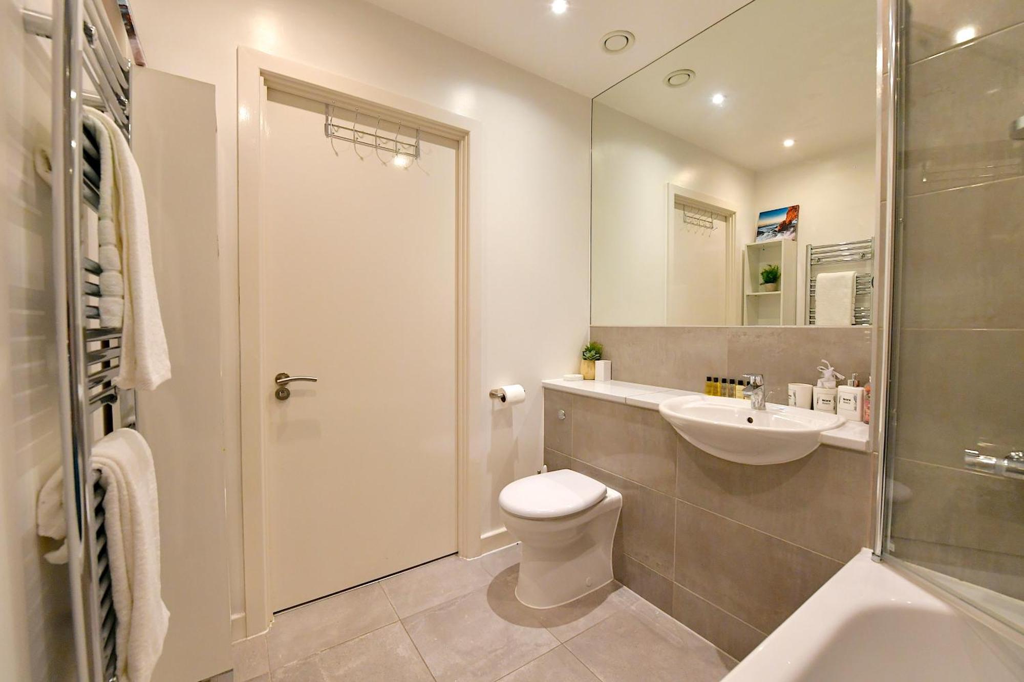 Bright Amelia - 2 Bed 1 Bath With Wifi And Netflix In The Heart Of Apartment