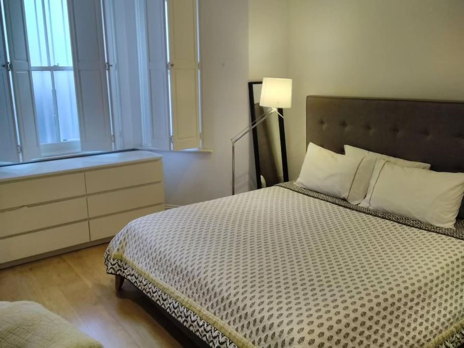 Superior 5* Kensington, Flat + Free Wi-fi Leilighet London