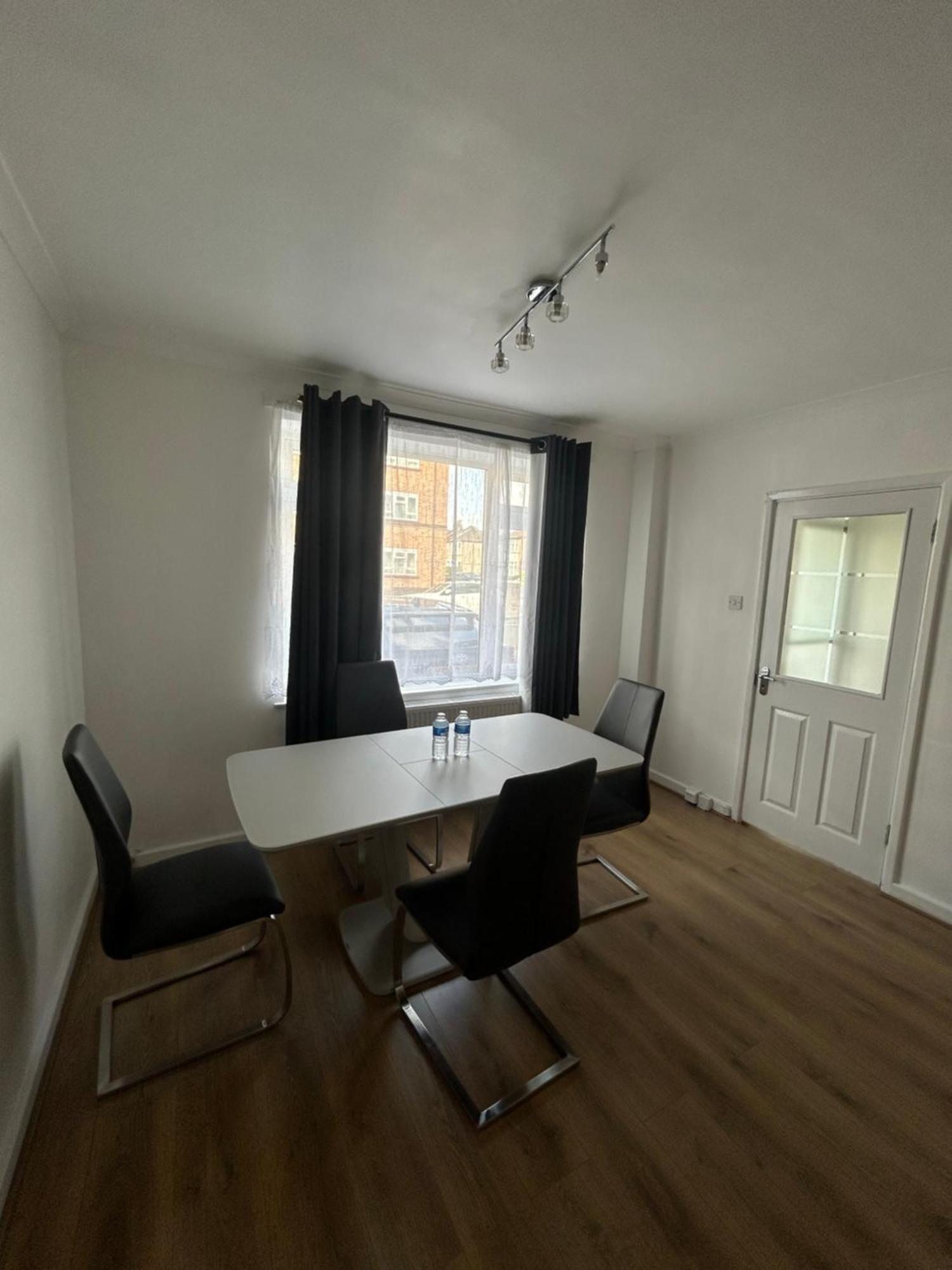 A Luxurious 3 Bed-terrance House Holiday home