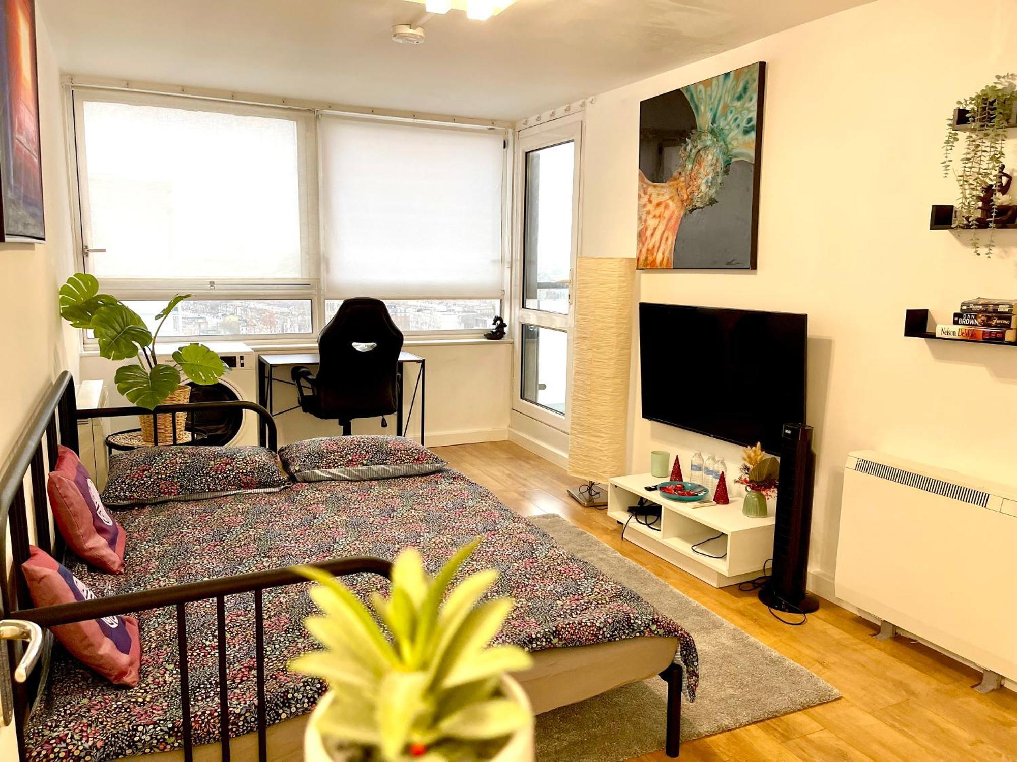 Apartment West Central Flat In With Patio London