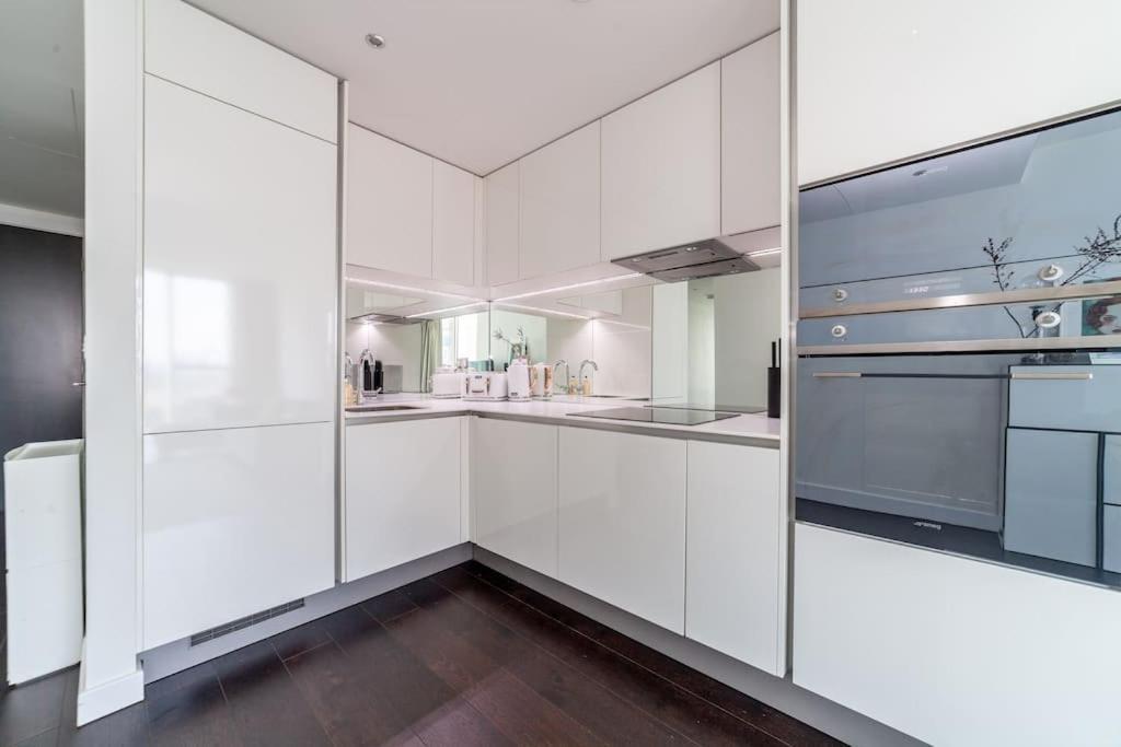 Full Of Light & Spacious 2br Residence, 9 Elms Londen