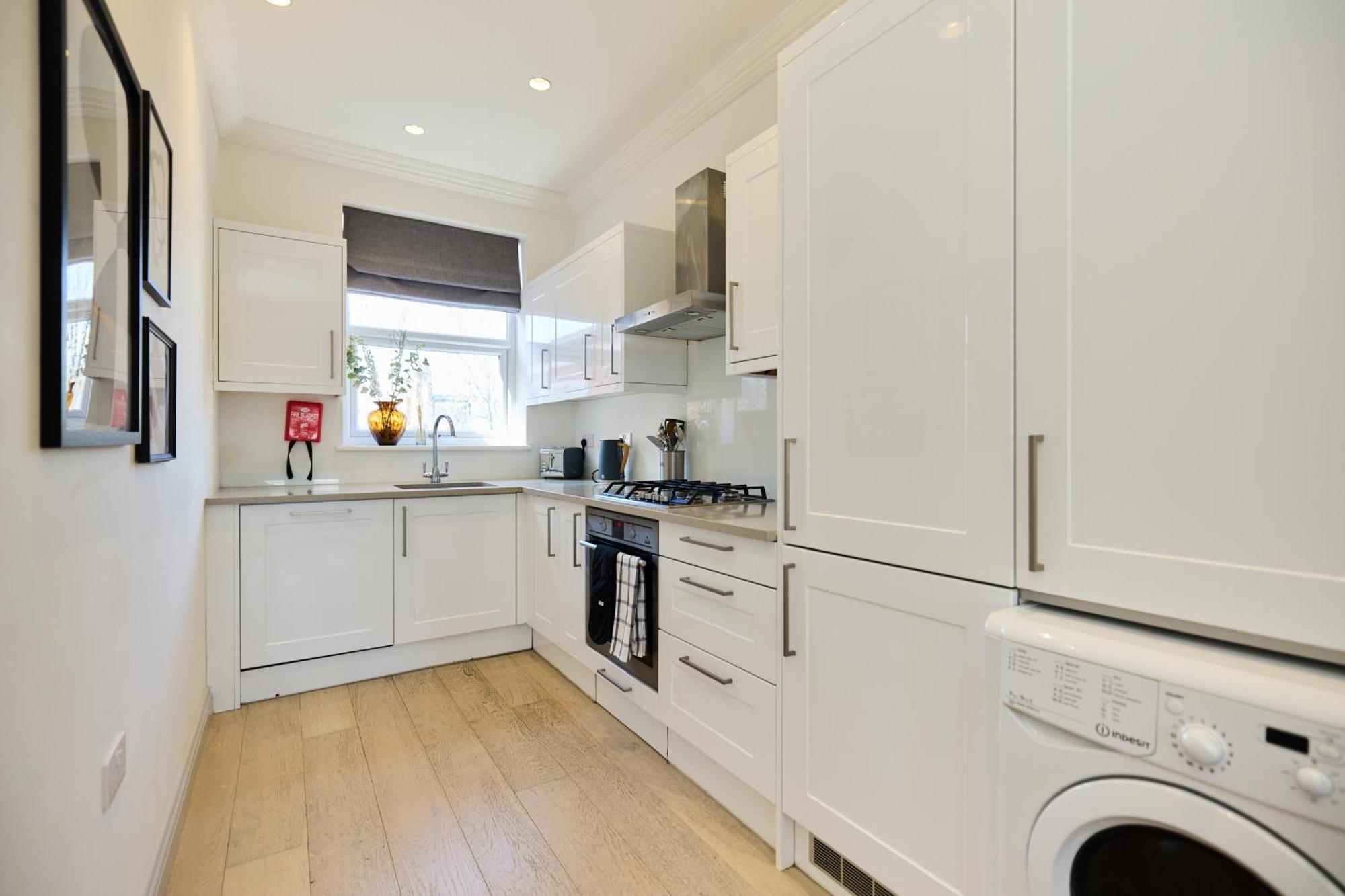 The Leghorn Quarters - Modern 3bdr With Balcony Lägenhet London