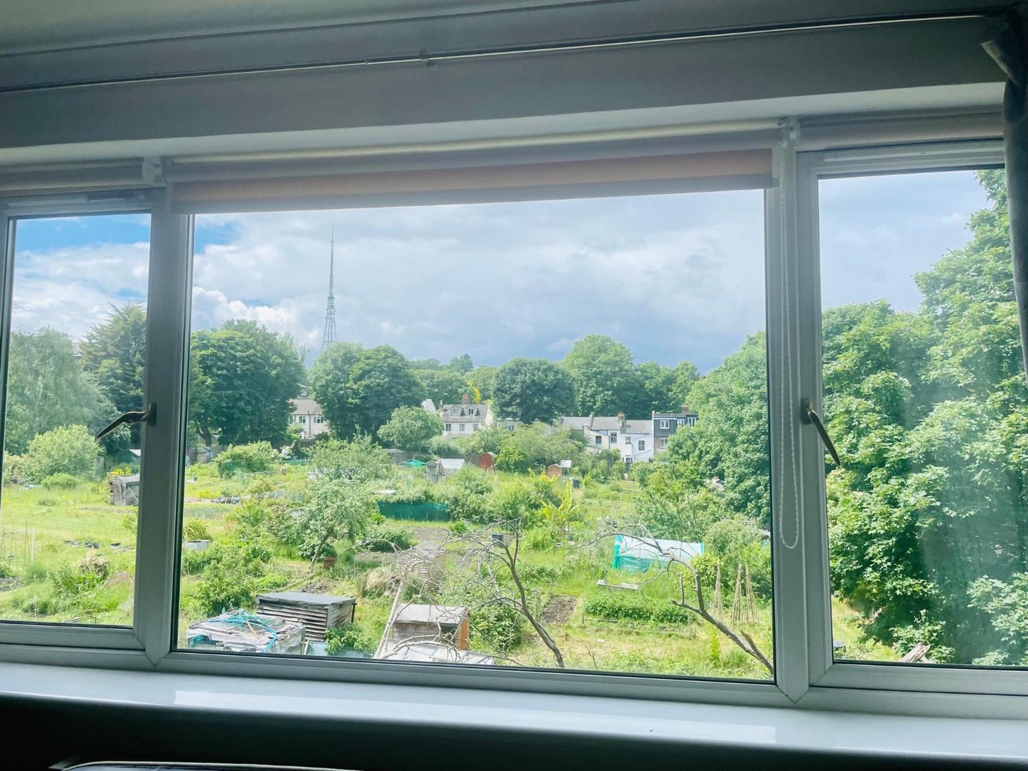 Modern And Chic With Beautiful Landscape Views Privatunterkunft London