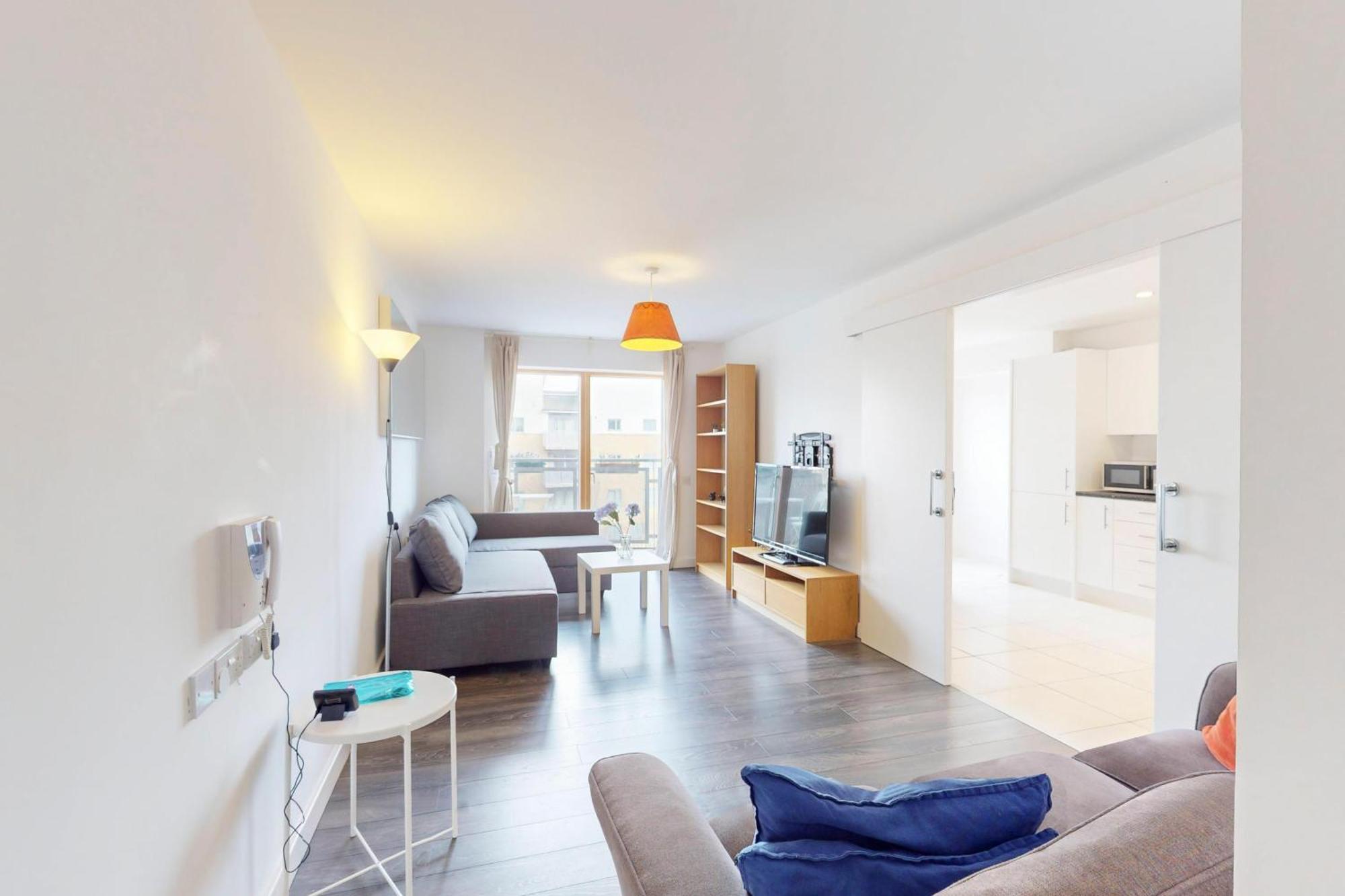 Spacious 3-bed With Balcony, 5-min Walk To Station Appartement *