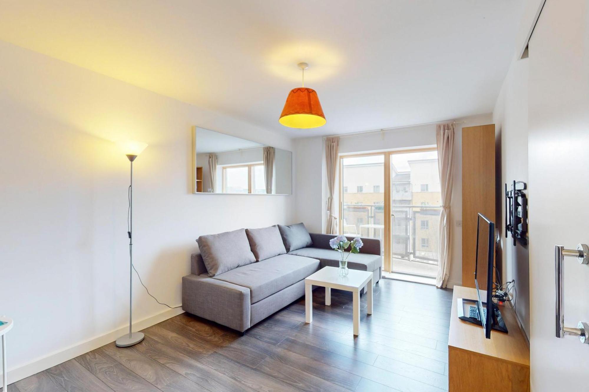 Appartement Spacious 3-bed With Balcony, 5-min Walk To Station Londen