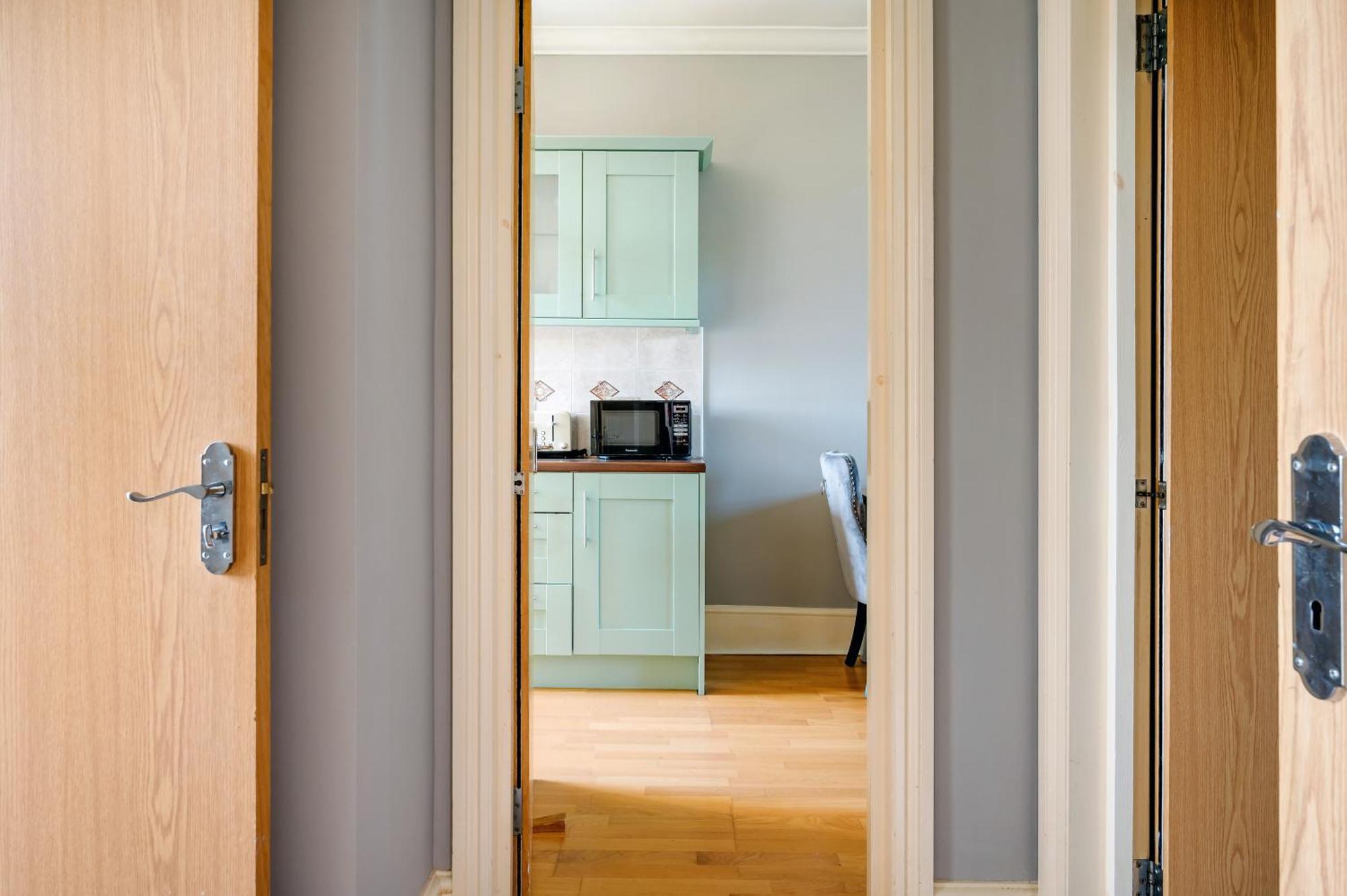 Large 1 Bedroom In Center Of Lägenhet