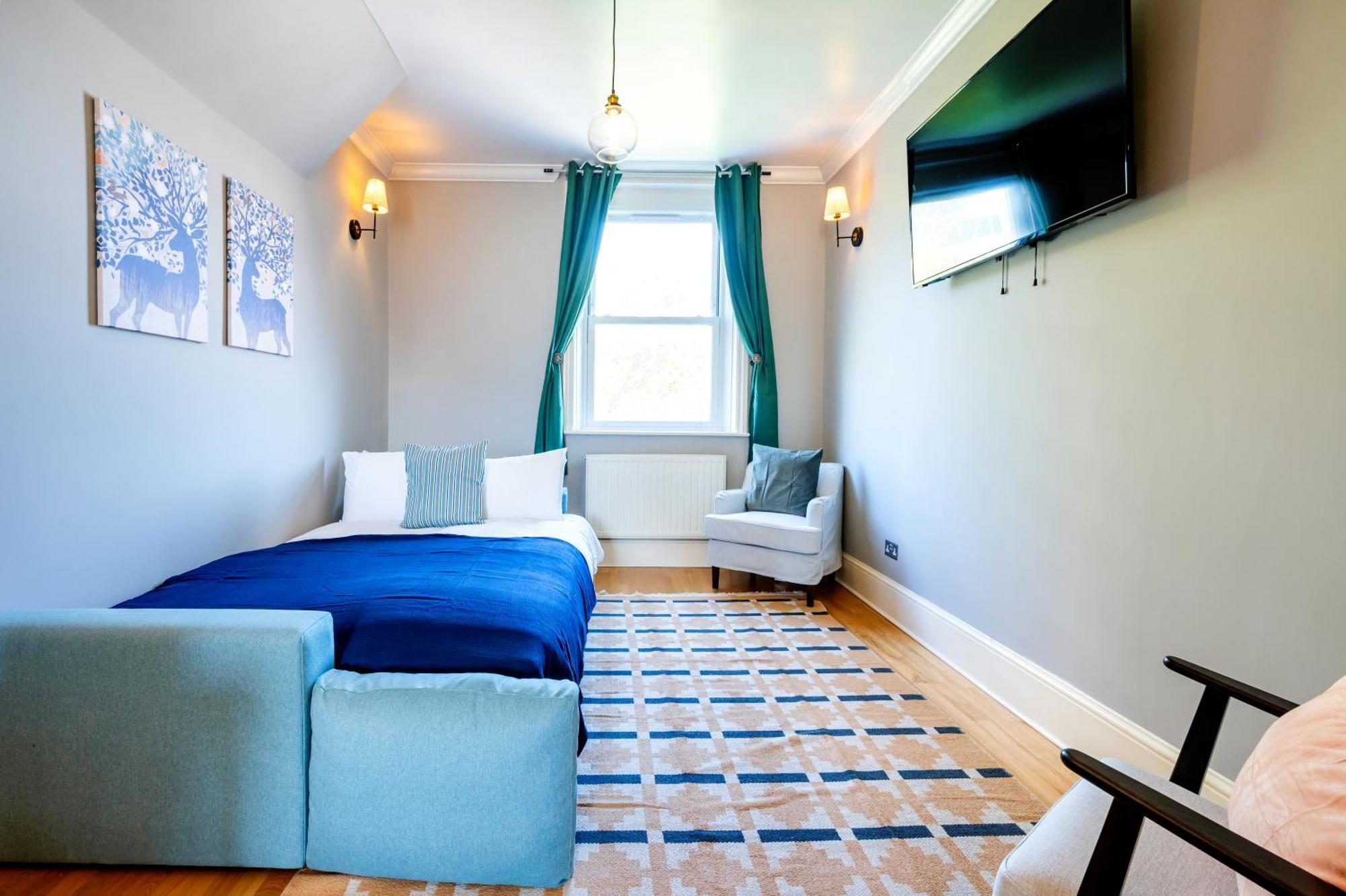 Large 1 Bedroom In Center Of Lägenhet London