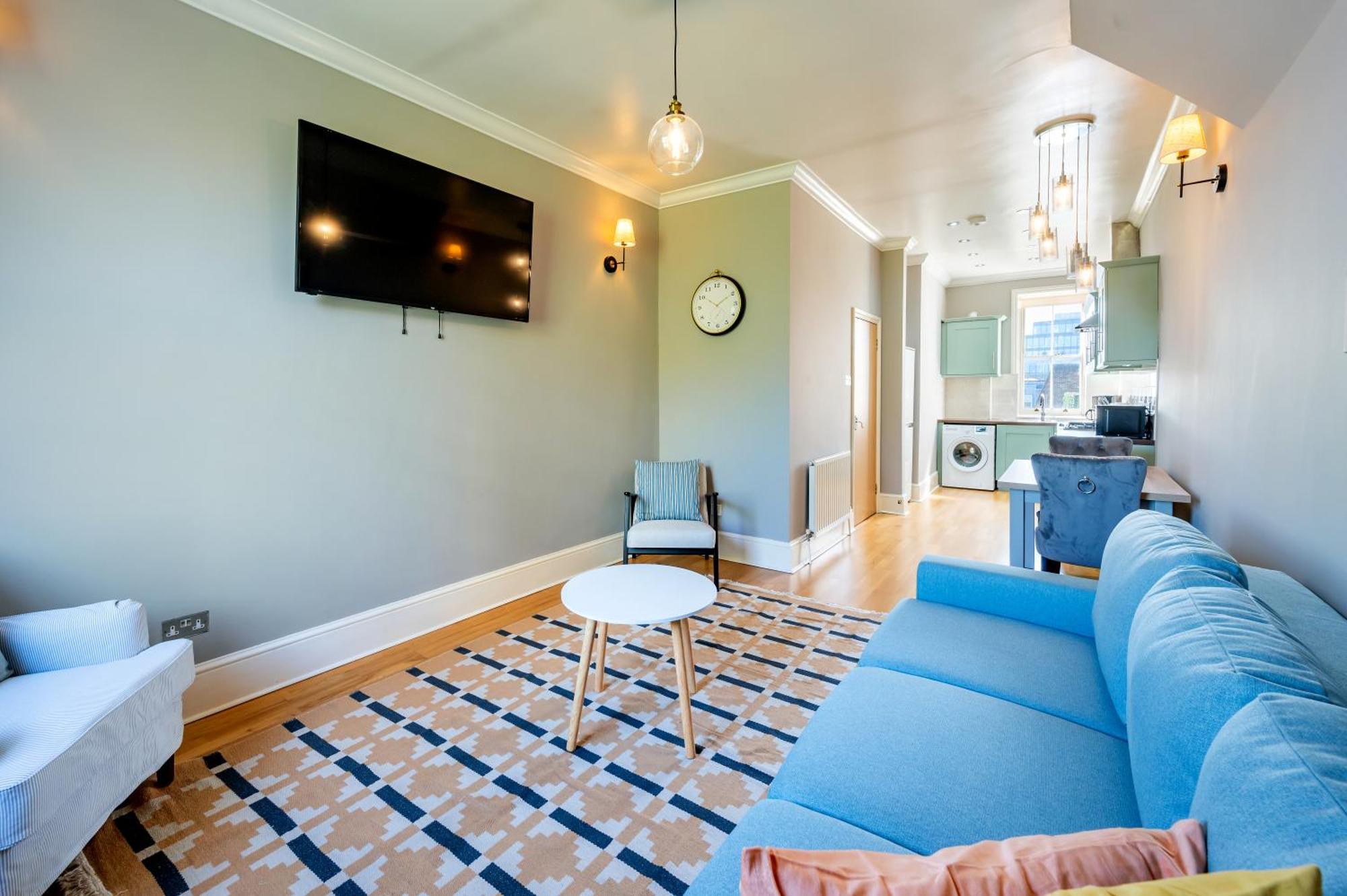 Large 1 Bedroom In Center Of Lägenhet
