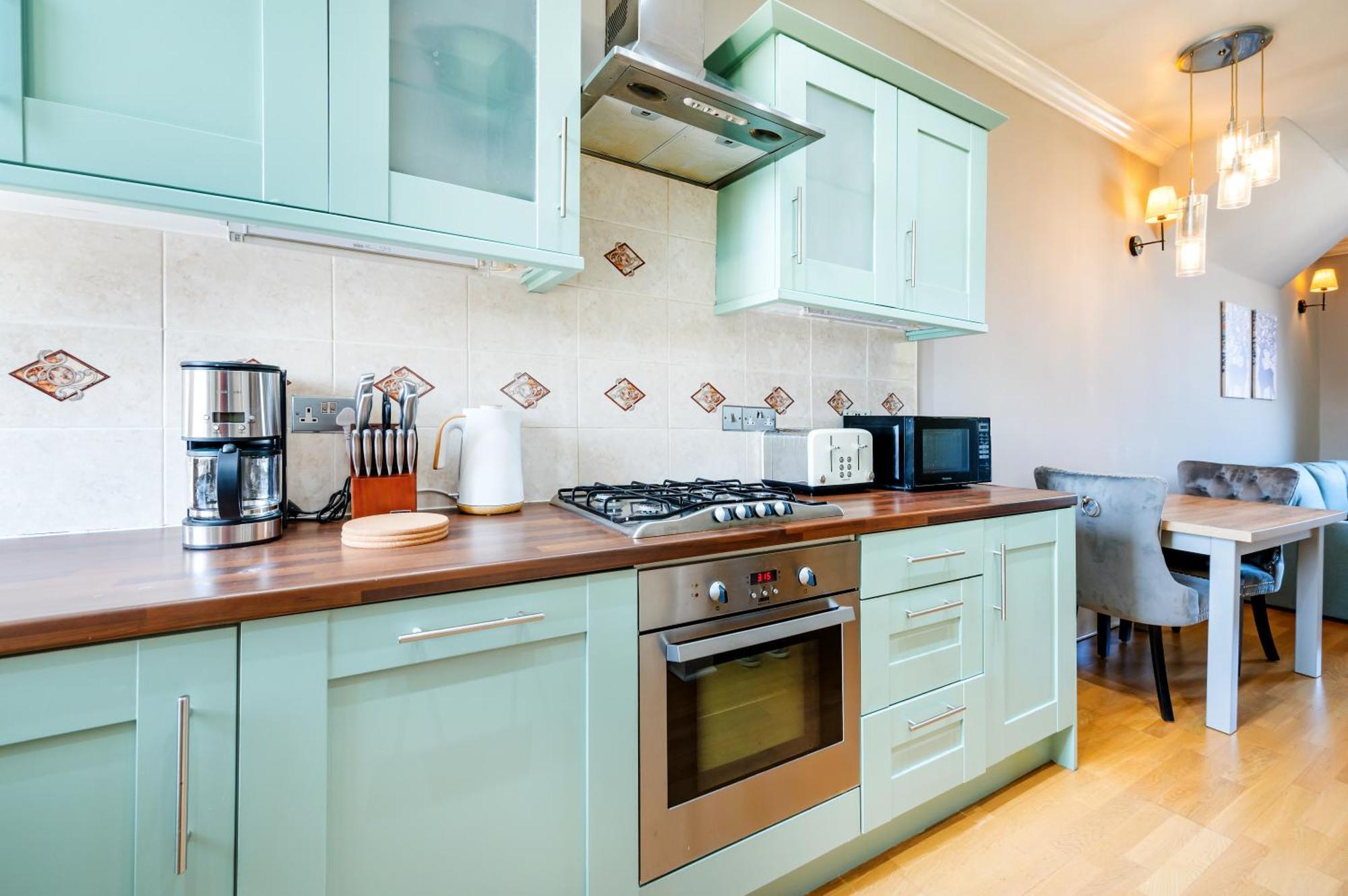 Large 1 Bedroom In Center Of Lägenhet London
