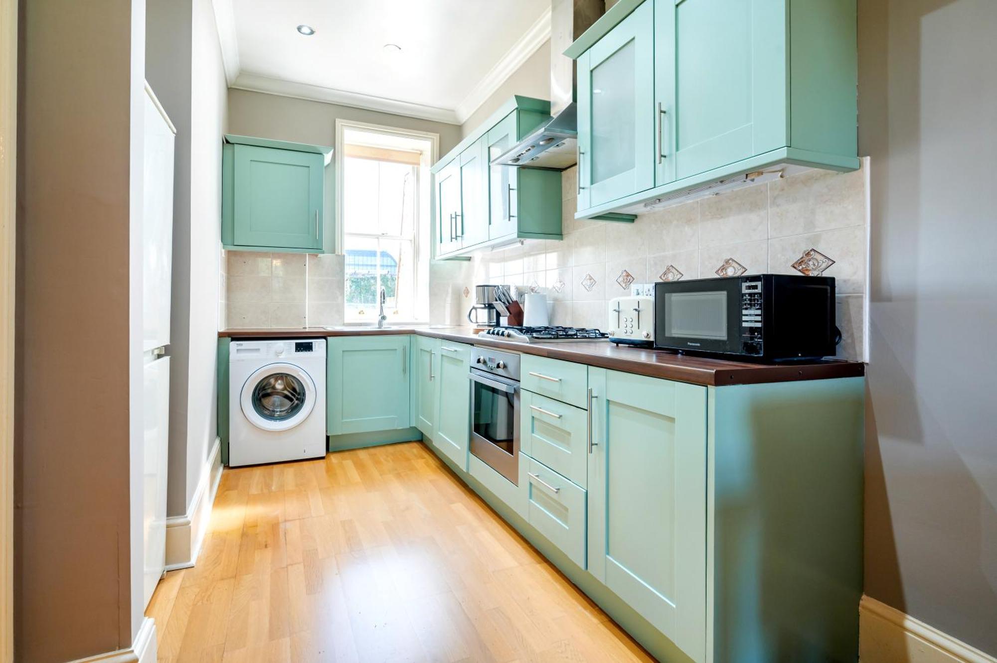 Large 1 Bedroom In Center Of Lägenhet