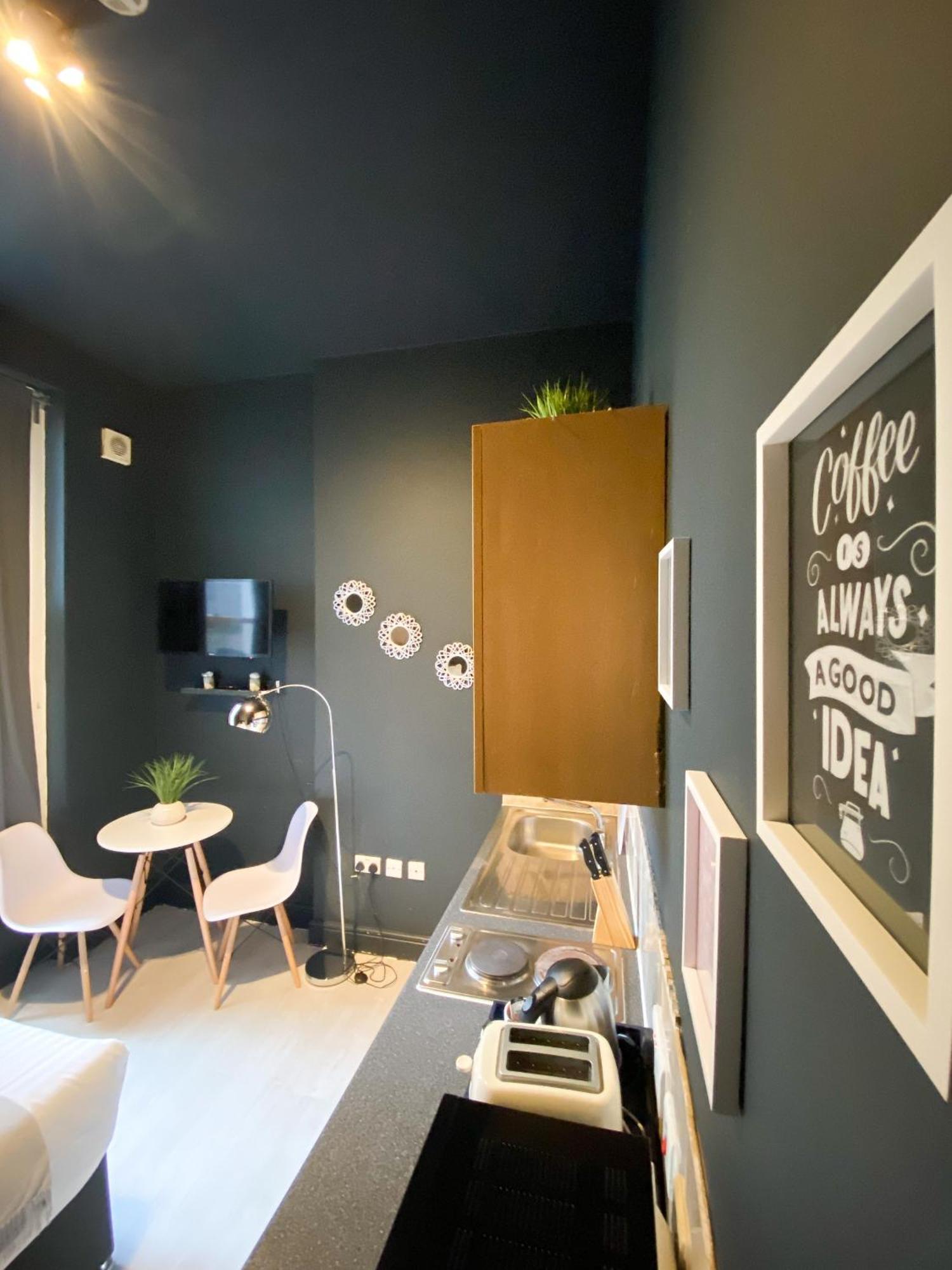 Holland Road Apartment *