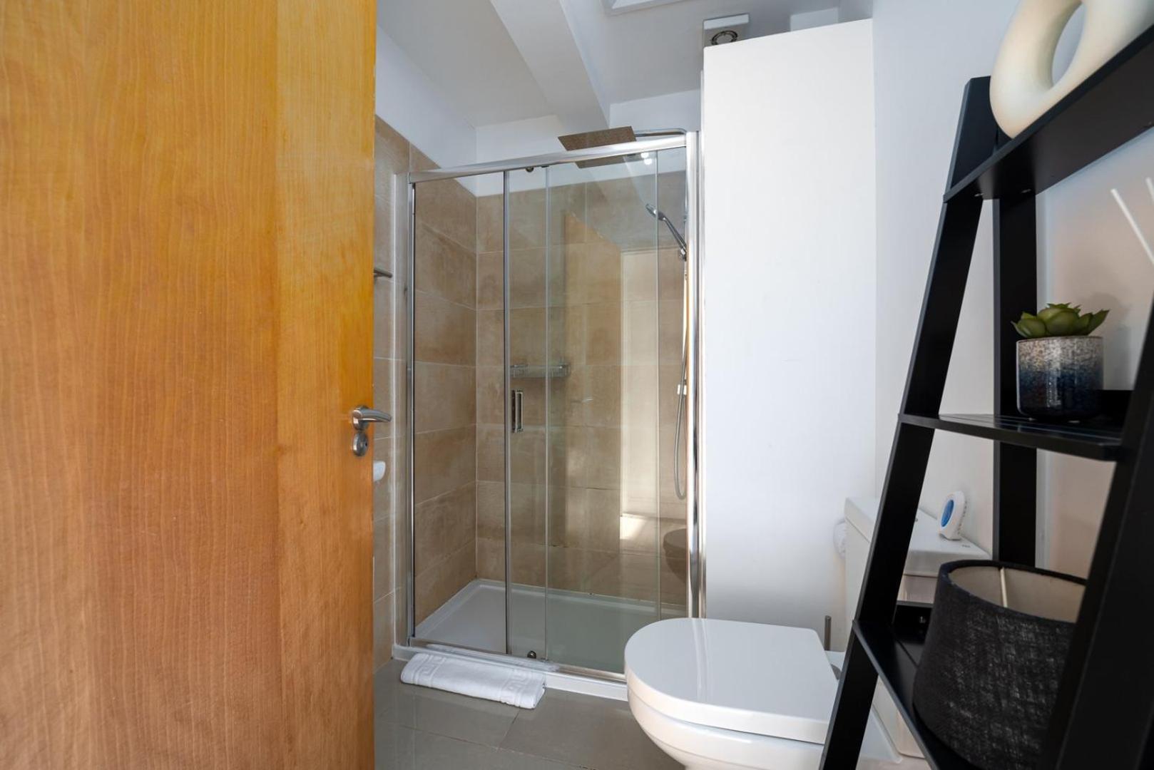 Guestready - Bow's Delight Near Stadium Lejlighed London