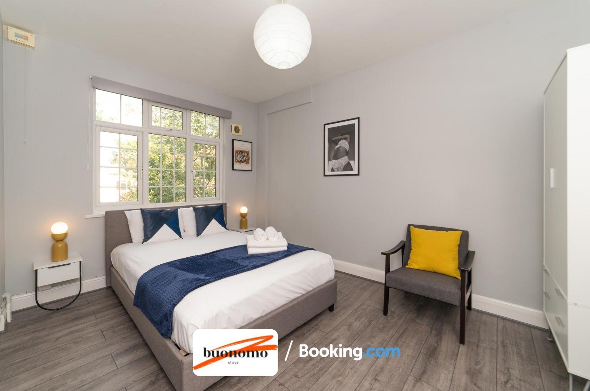 Two Bedroom By Buonomo Short Lets & Serviced With Balcony * Londen