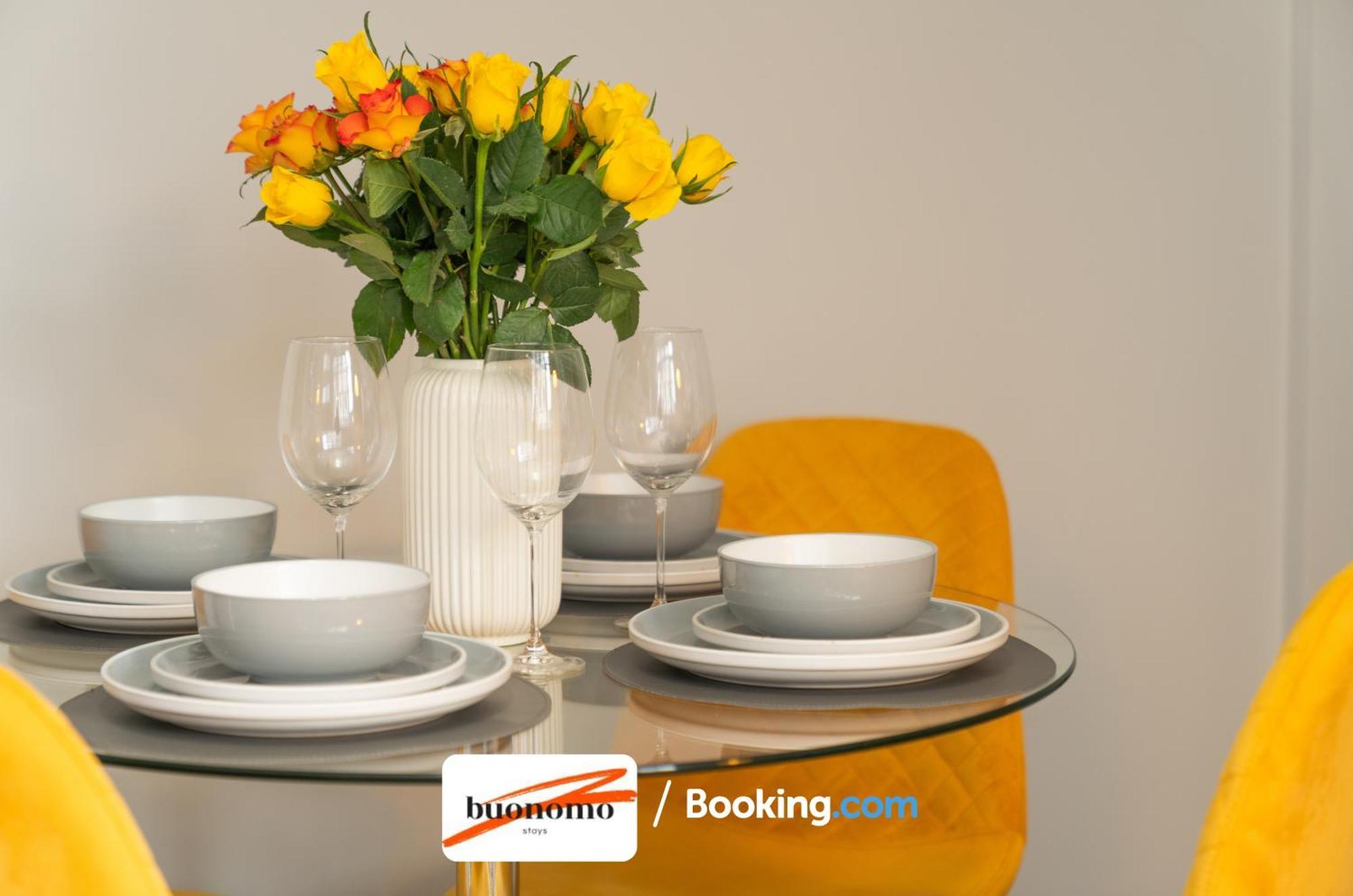Two Bedroom By Buonomo Short Lets & Serviced With Balcony * Londen