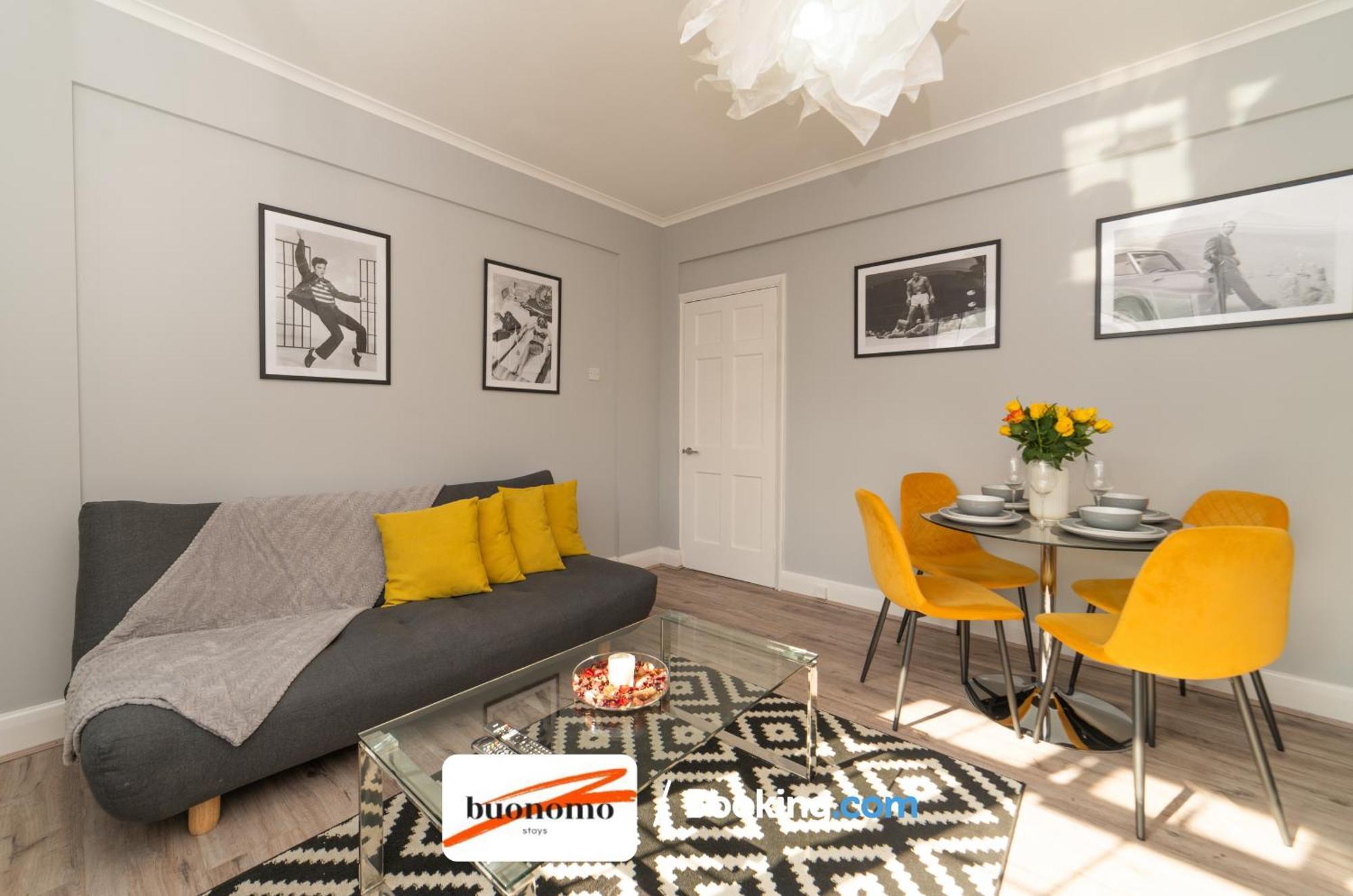 Two Bedroom By Buonomo Short Lets & Serviced With Balcony Appartement