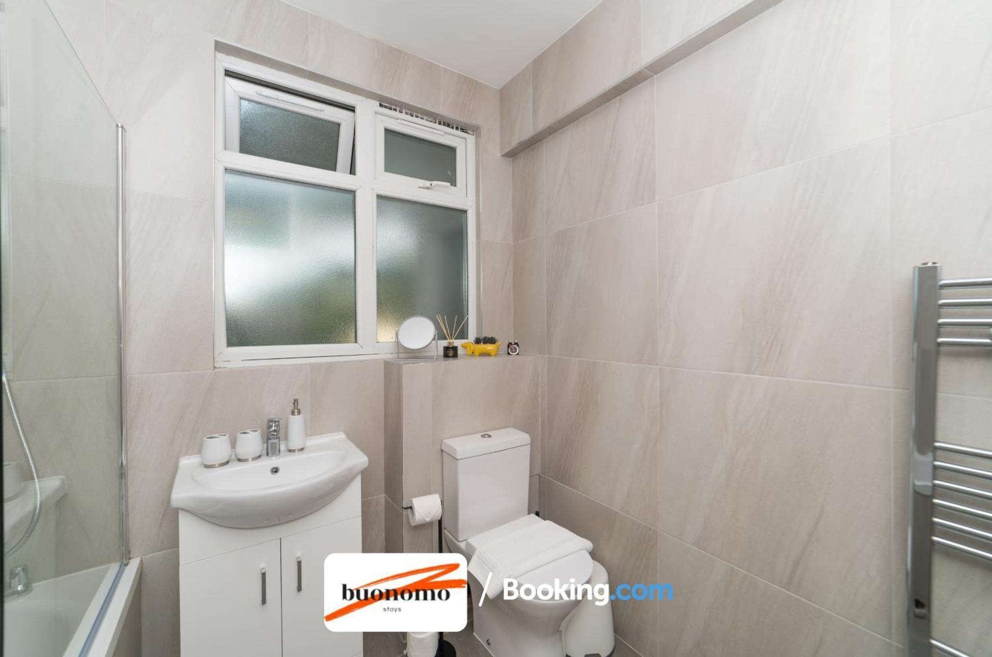 Two Bedroom By Buonomo Short Lets & Serviced With Balcony Londen