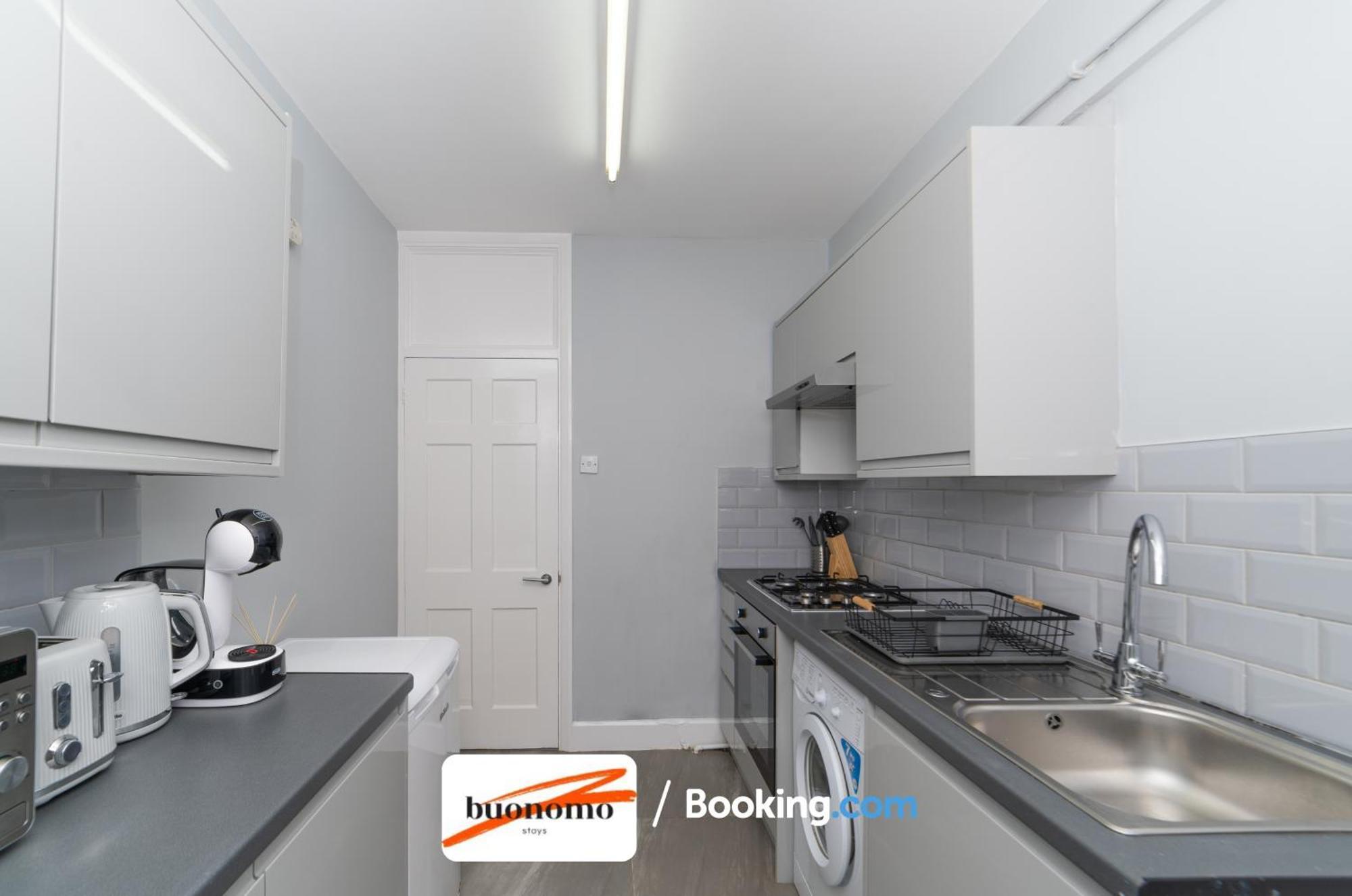 Two Bedroom By Buonomo Short Lets & Serviced With Balcony Londen