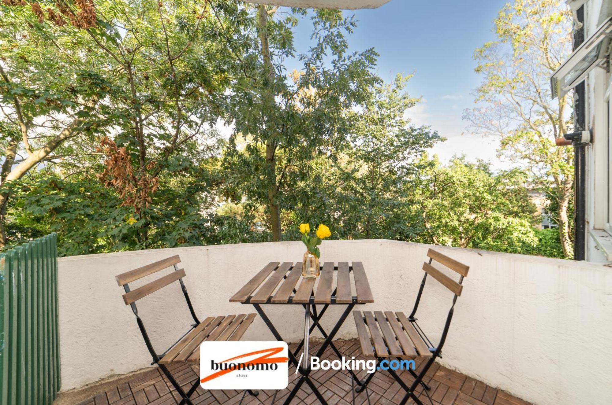 Two Bedroom By Buonomo Short Lets & Serviced With Balcony Londen