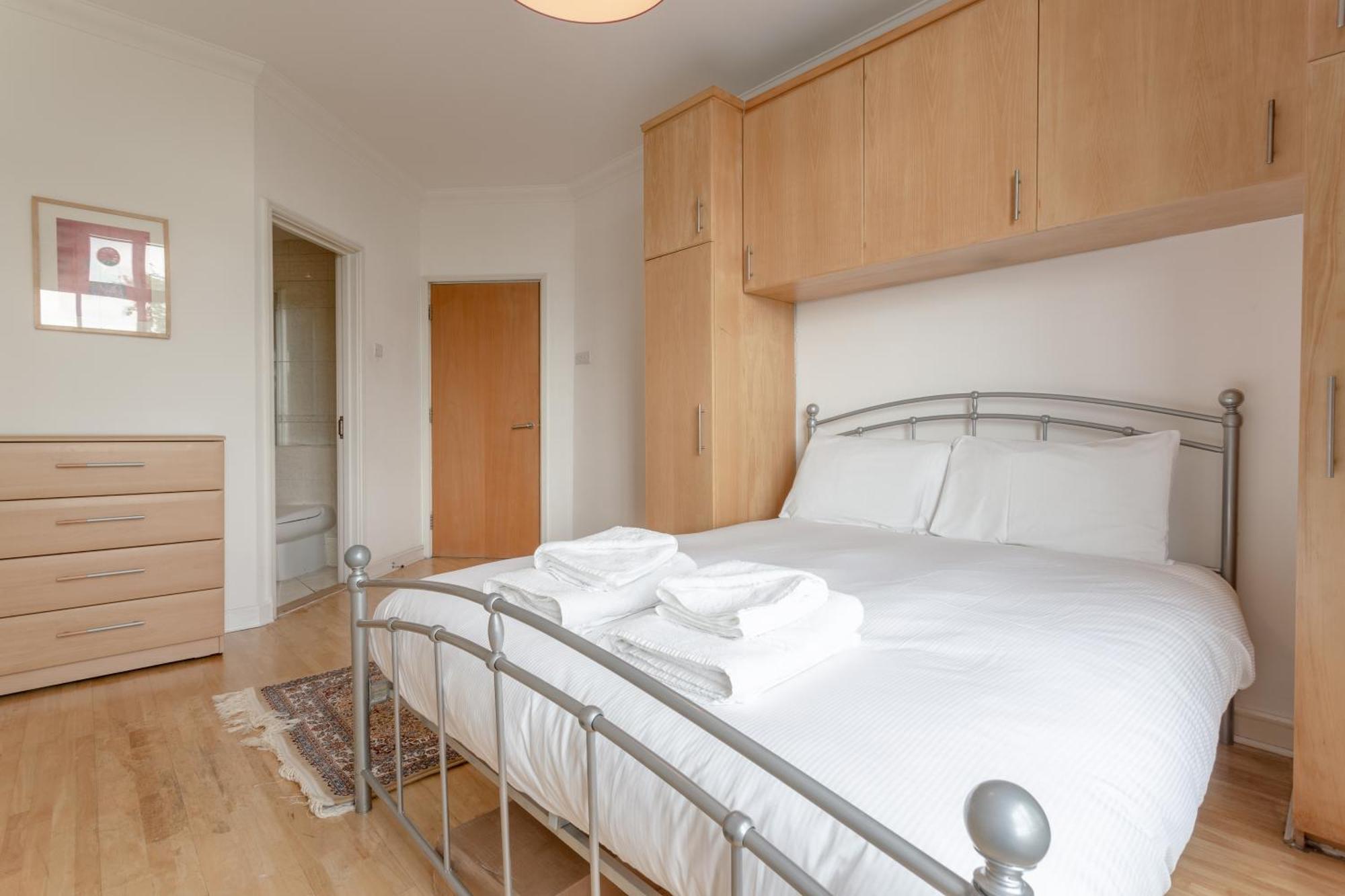 Large & 2bd Flat - Tower Hill Apartment *