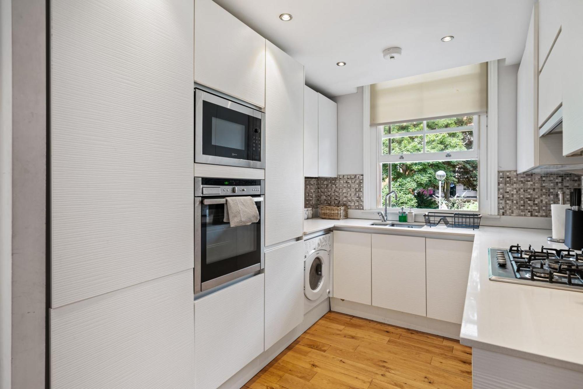Hidden Gem In Location - Beautiful 2 Bed * London