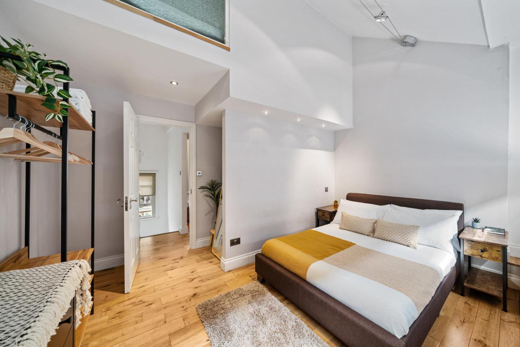 Hidden Gem In Location - Beautiful 2 Bed Lägenhet