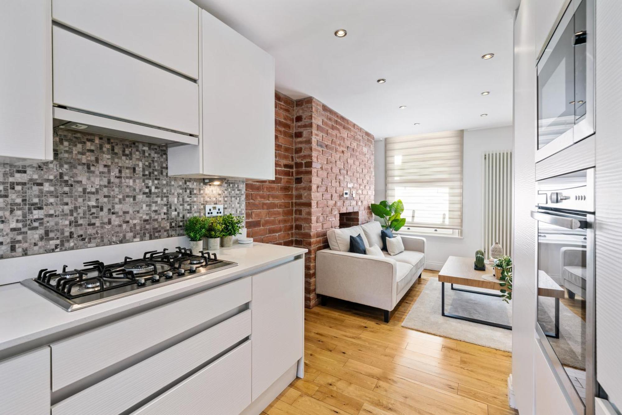 Hidden Gem In Location - Beautiful 2 Bed * London